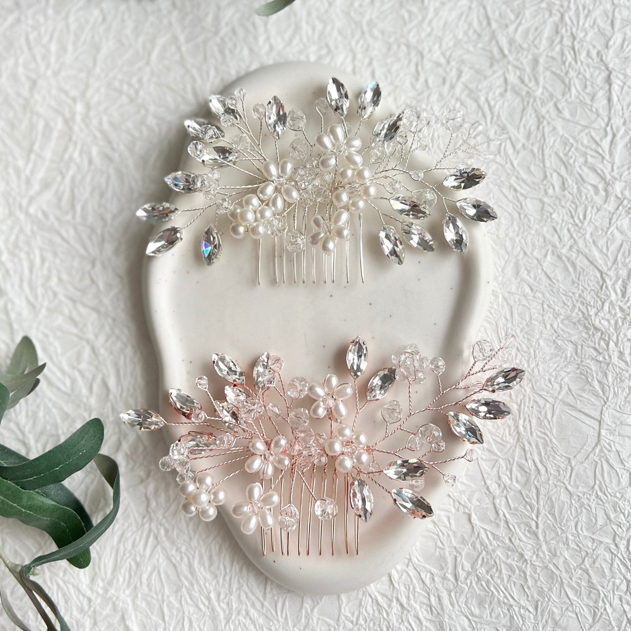 Brauthaarschmuck, Haarkamm, Silber oder Roségold, Blumen, weiße Perlen, Strass, - Roségold-Brauthaarschmuck-Schmuckblüte
