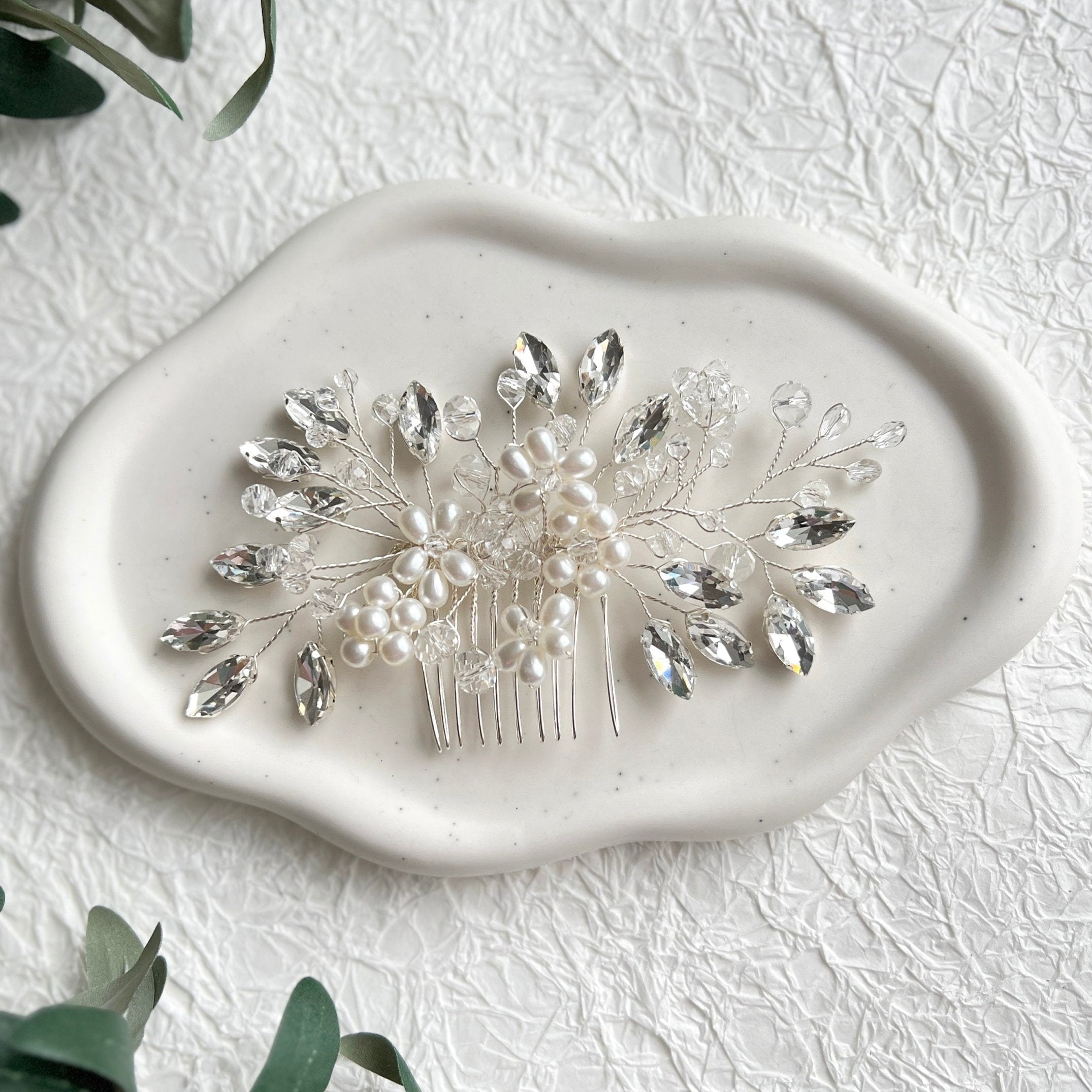 Brauthaarschmuck, Haarkamm, Silber oder Roségold, Blumen, weiße Perlen, Strass, - Silber-Brauthaarschmuck-Schmuckblüte