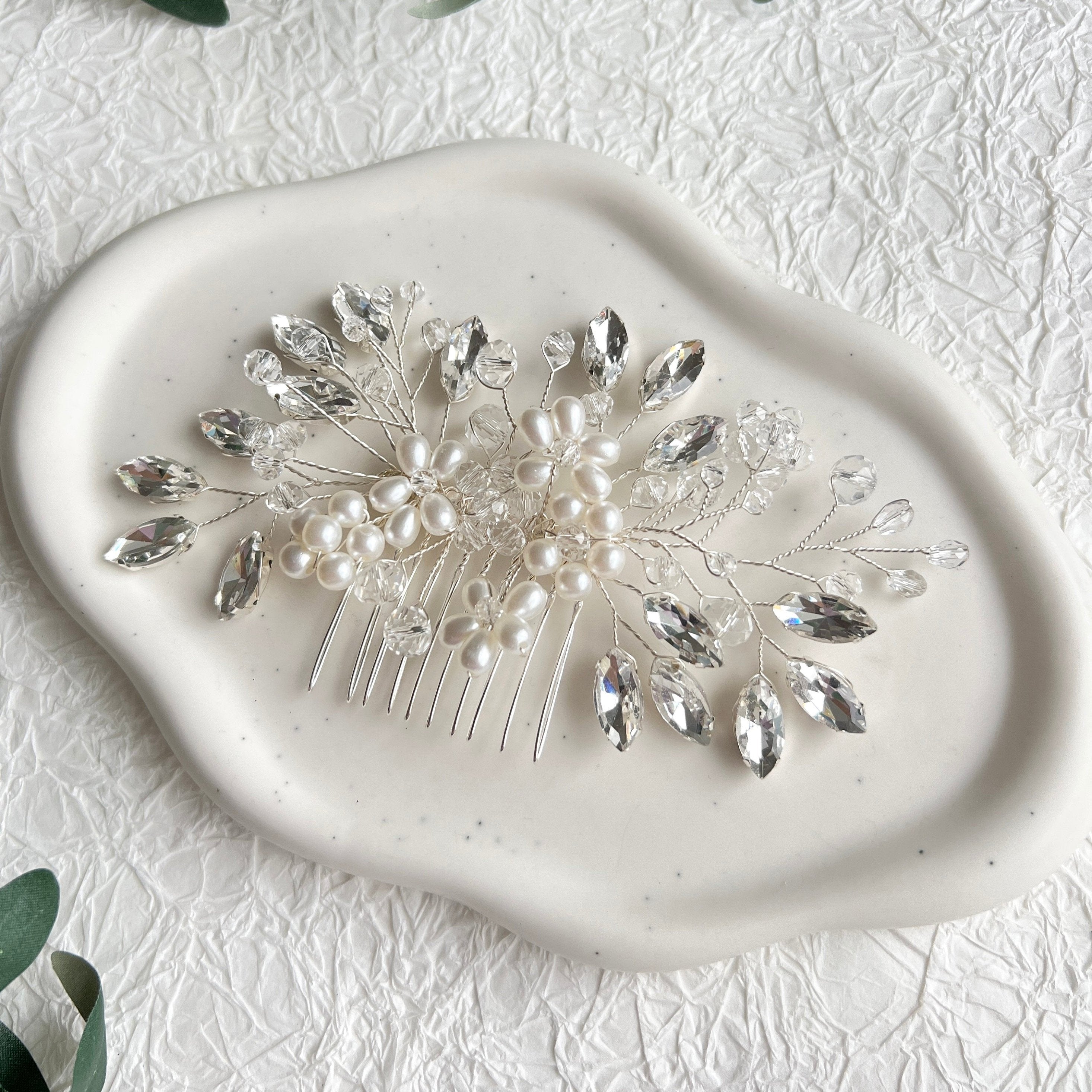 Brauthaarschmuck, Haarkamm, Silber oder Roségold, Blumen, weiße Perlen, Strass, - Silber-Brauthaarschmuck-Schmuckblüte