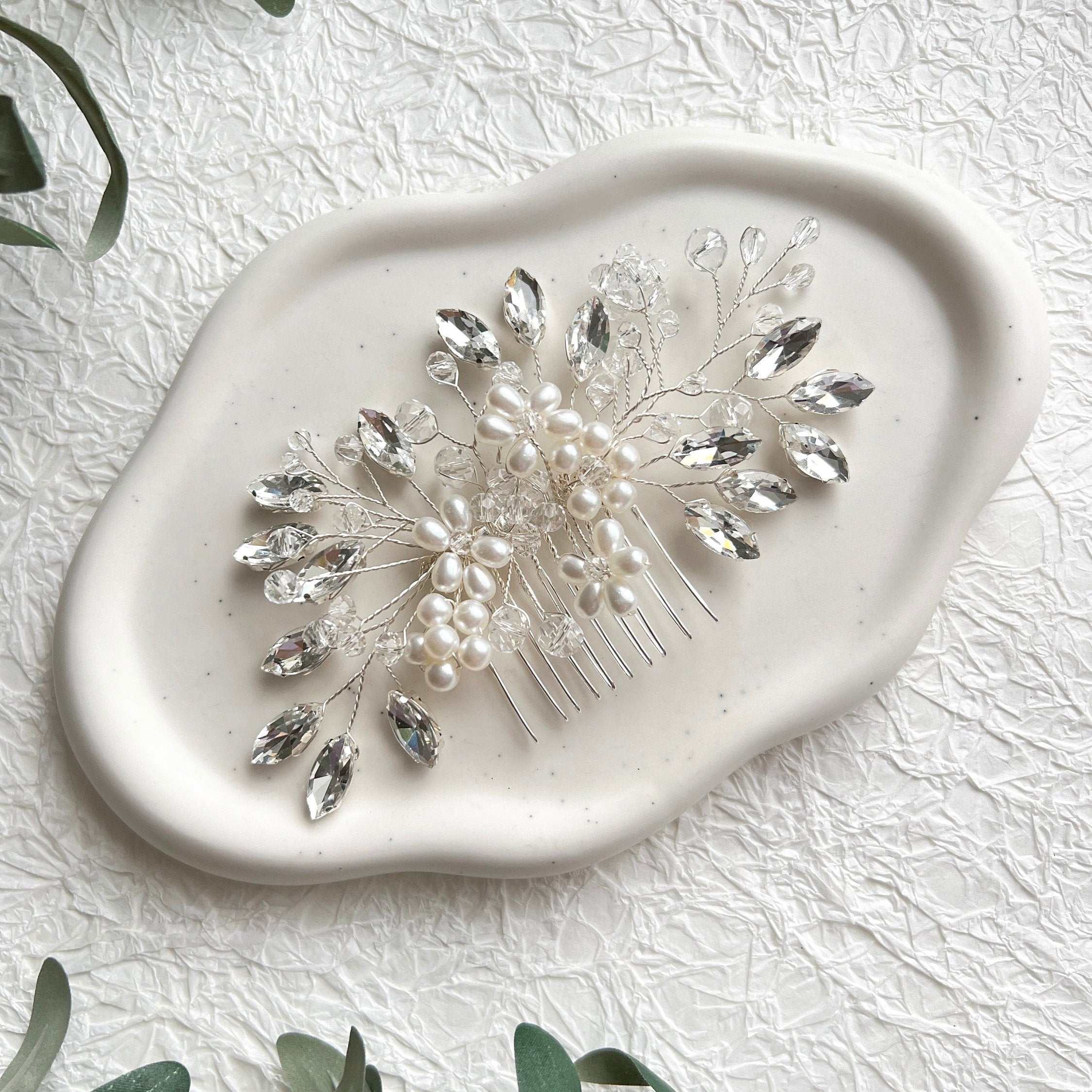 Brauthaarschmuck, Haarkamm, Silber oder Roségold, Blumen, weiße Perlen, Strass, - Silber-Brauthaarschmuck-Schmuckblüte