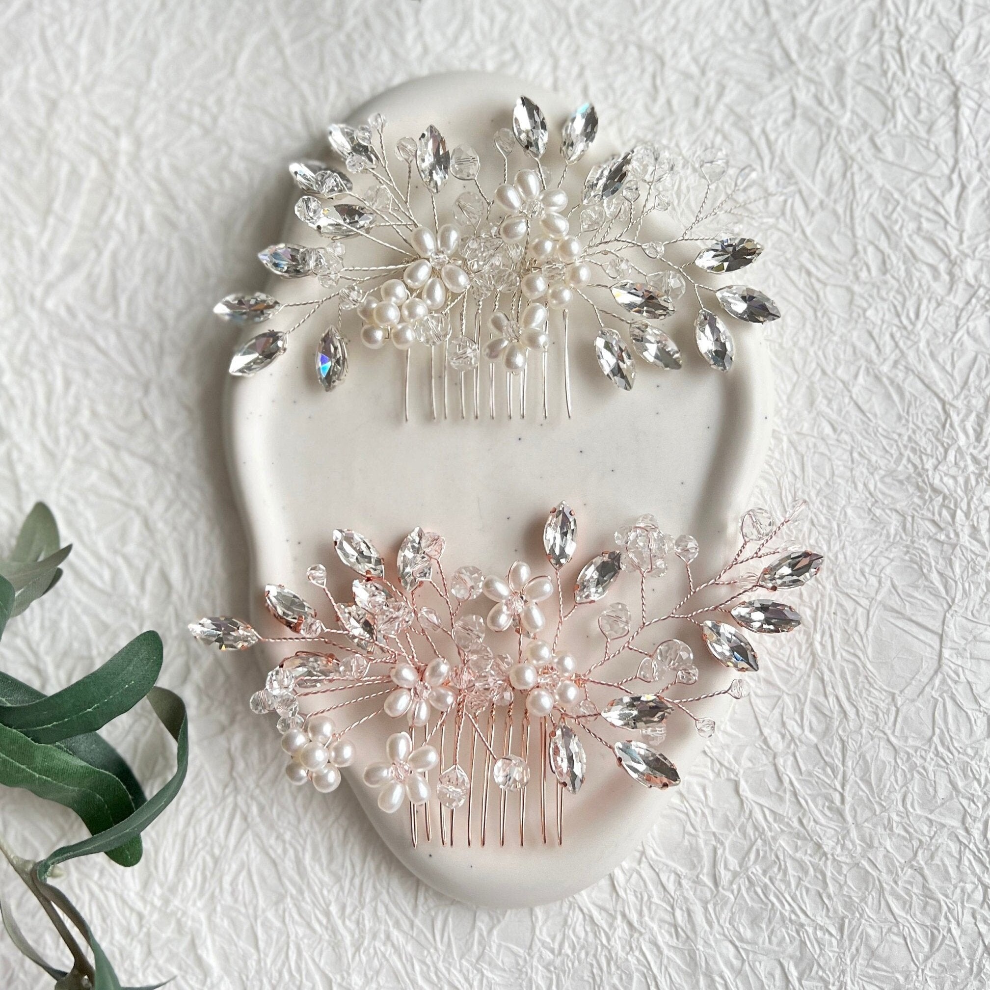 Brauthaarschmuck, Haarkamm, Silber oder Roségold, Blumen, weiße Perlen, Strass, - Silber-Brauthaarschmuck-Schmuckblüte