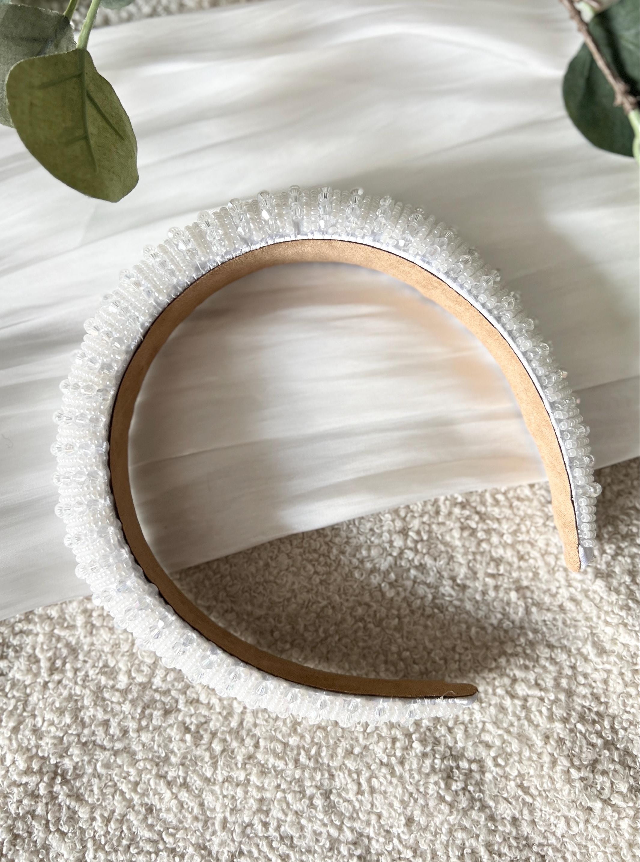 Eleganter breiter Perlenhaarreif, Haarreif mit feinen zarten Perlen, weiße und transparente Perlen, glänzender Brauthaarschmuck, Haarschmuck für die Hochzeit, Standesamt, moderner Perlenschmuck, Brautfrisur, Schmuck, Braut