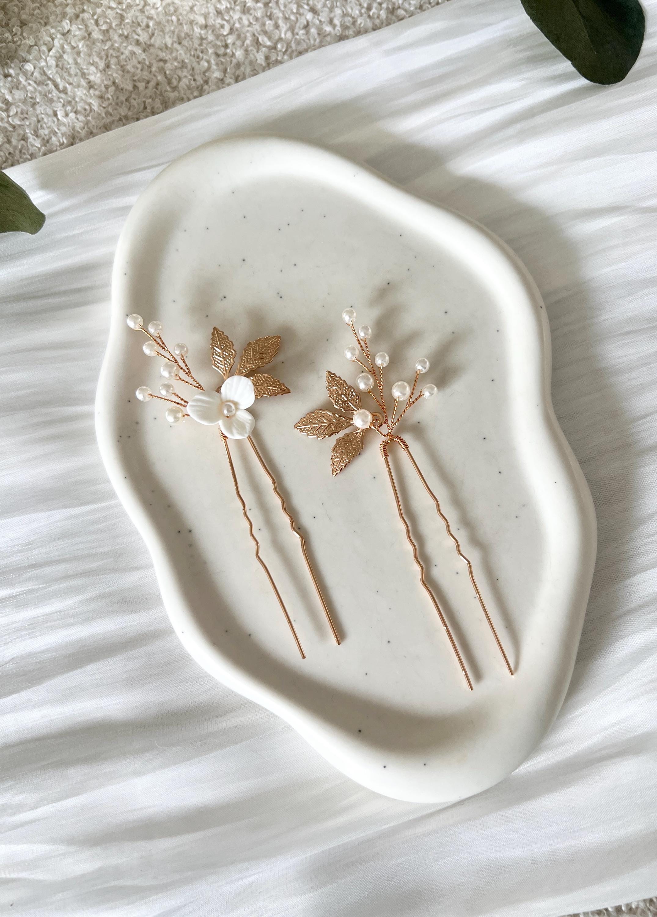 Haarnadeln fuer die Braut, Gold/Rosegold, Haarschmuck-Set 2 Stueck, weiße Perlen und goldener Draht und feine Blaetter, weiße Blume, moderner Brautschmuck, Bluete, feiner Brauthaarschmuck, hochwertiger Perlenschmuck, Schmuck Hochzeit, Brautfrisur, Weddinginspiration, Bridallook, Brautjungfer, Schmuckbluete