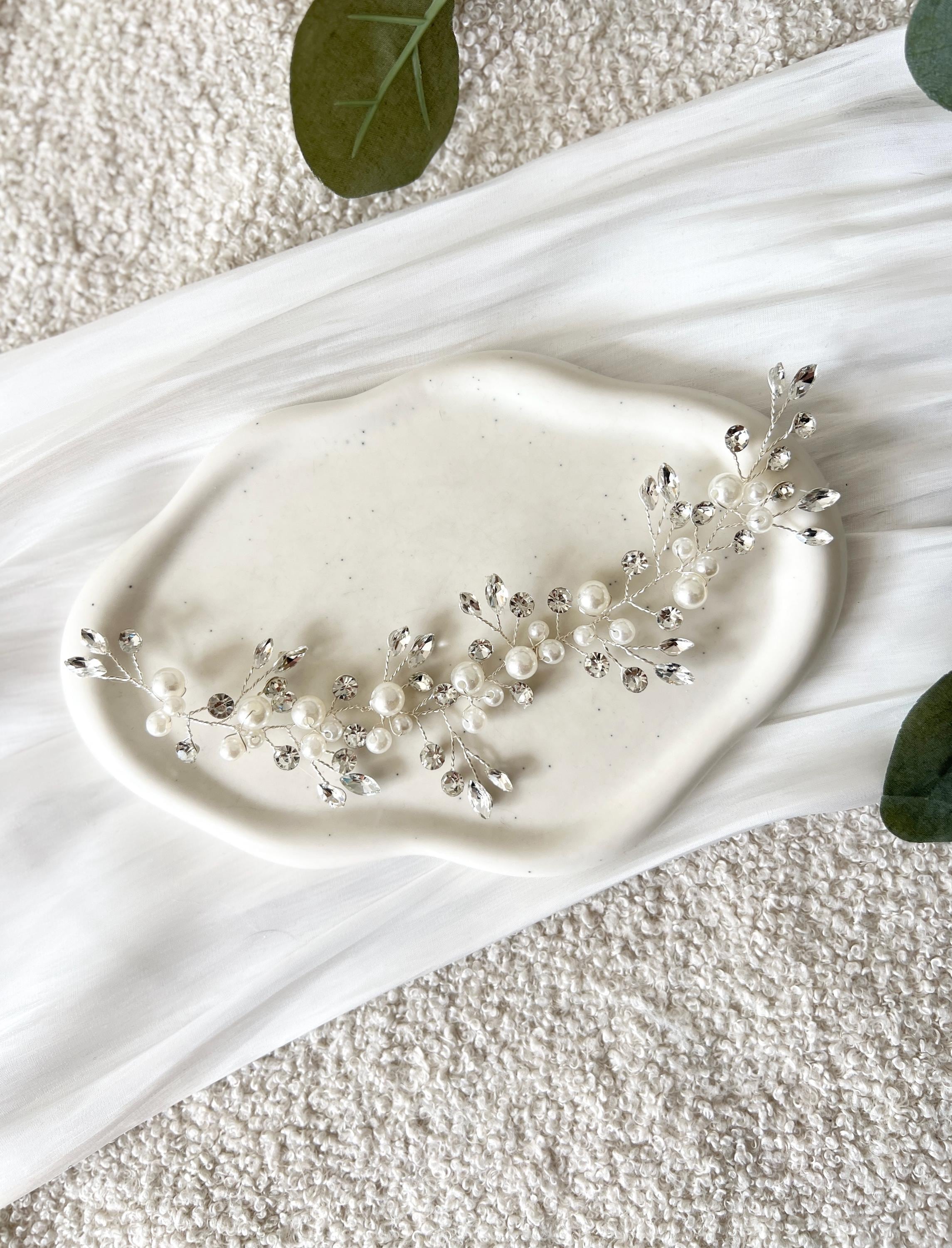 Haarschmuck fuer die Braut, Silber, Haarrebe mit funkelnden Strasssteinen und weissen feinen Perlen, Perlenschmuck, Brautschmuck, biegsamer Brauthaarschmuck, Haarband, Schmuck Hochzeit, Brautfrisur, Hochzeitsschmuck, Perlenhaarschmuck