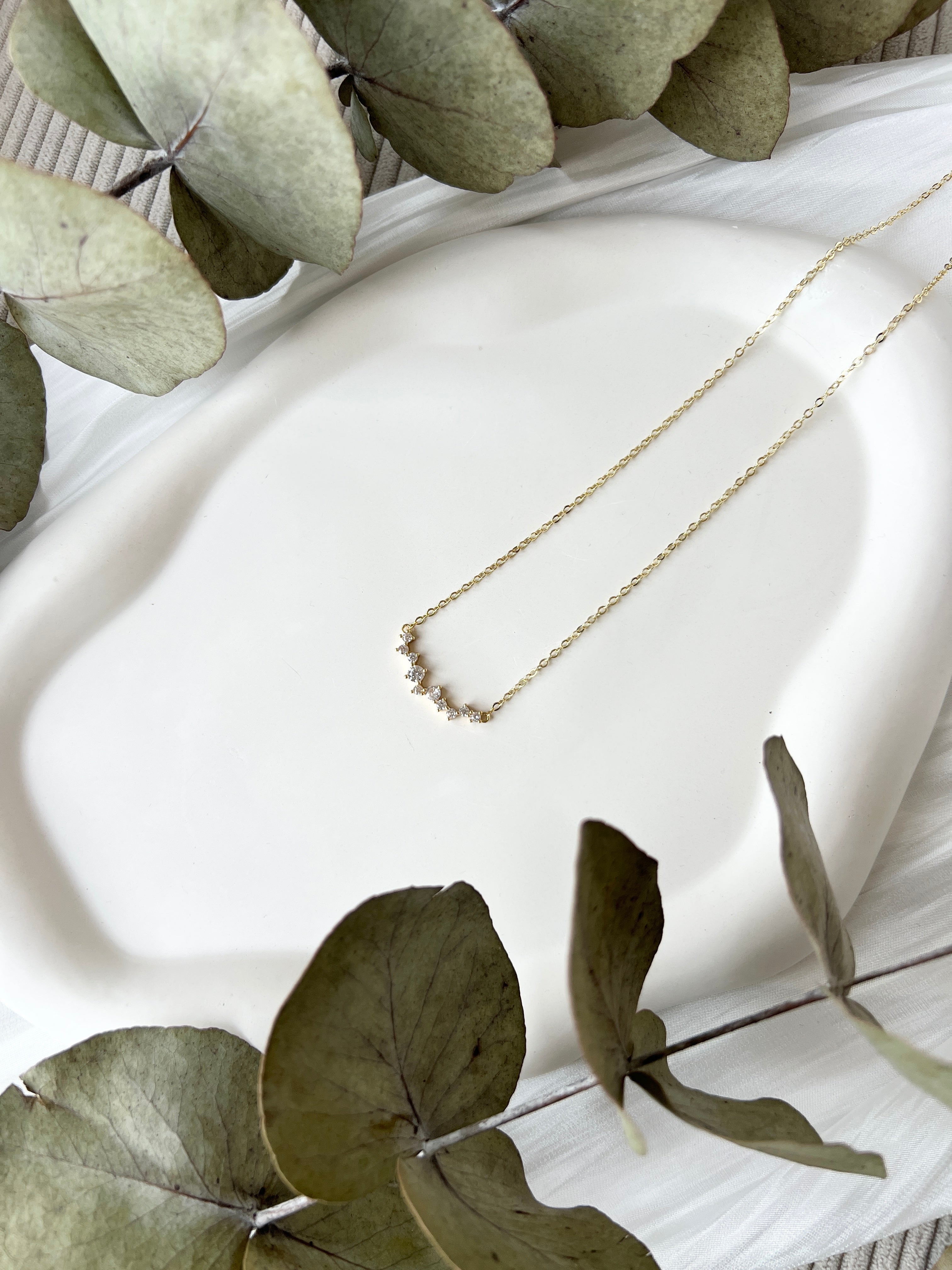 Halskette mit funkelnden Steinchen, Goldene Kette, Gold, Geschenk fuer Sie, Brautschmuck, feiner Schmuck, Hochzeit, Damenschmuck, Frauenschmuck, Brautkette, Weihnachtsgeschenk fuer Frauen