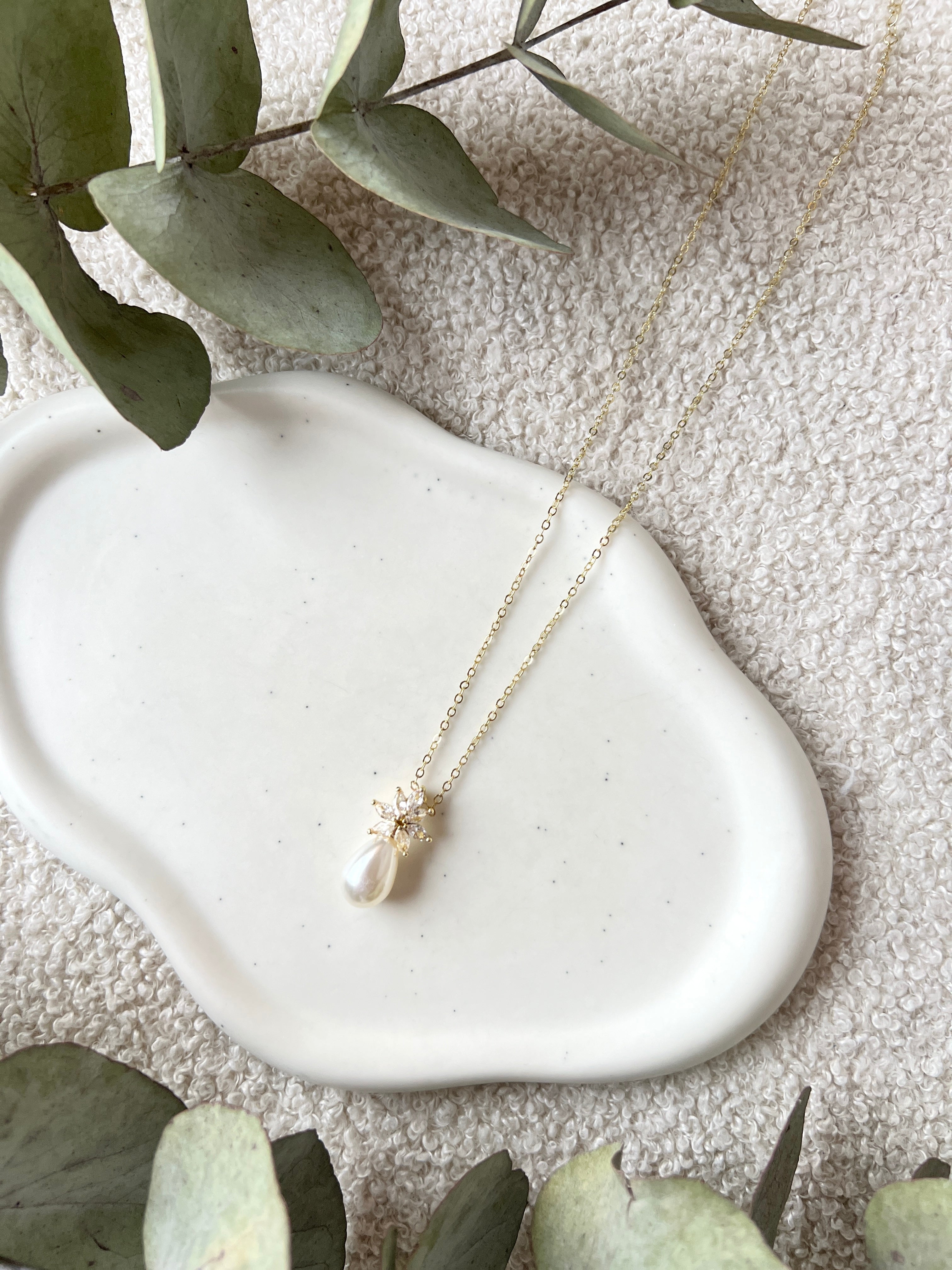 Halskette mit Perlenanhaenger, Gold, Perlenschmuck, Brauthalskette, feine Perlenhalskette, Brautschmuck, Schmuck für die Hochzeit, Schmuckbluete