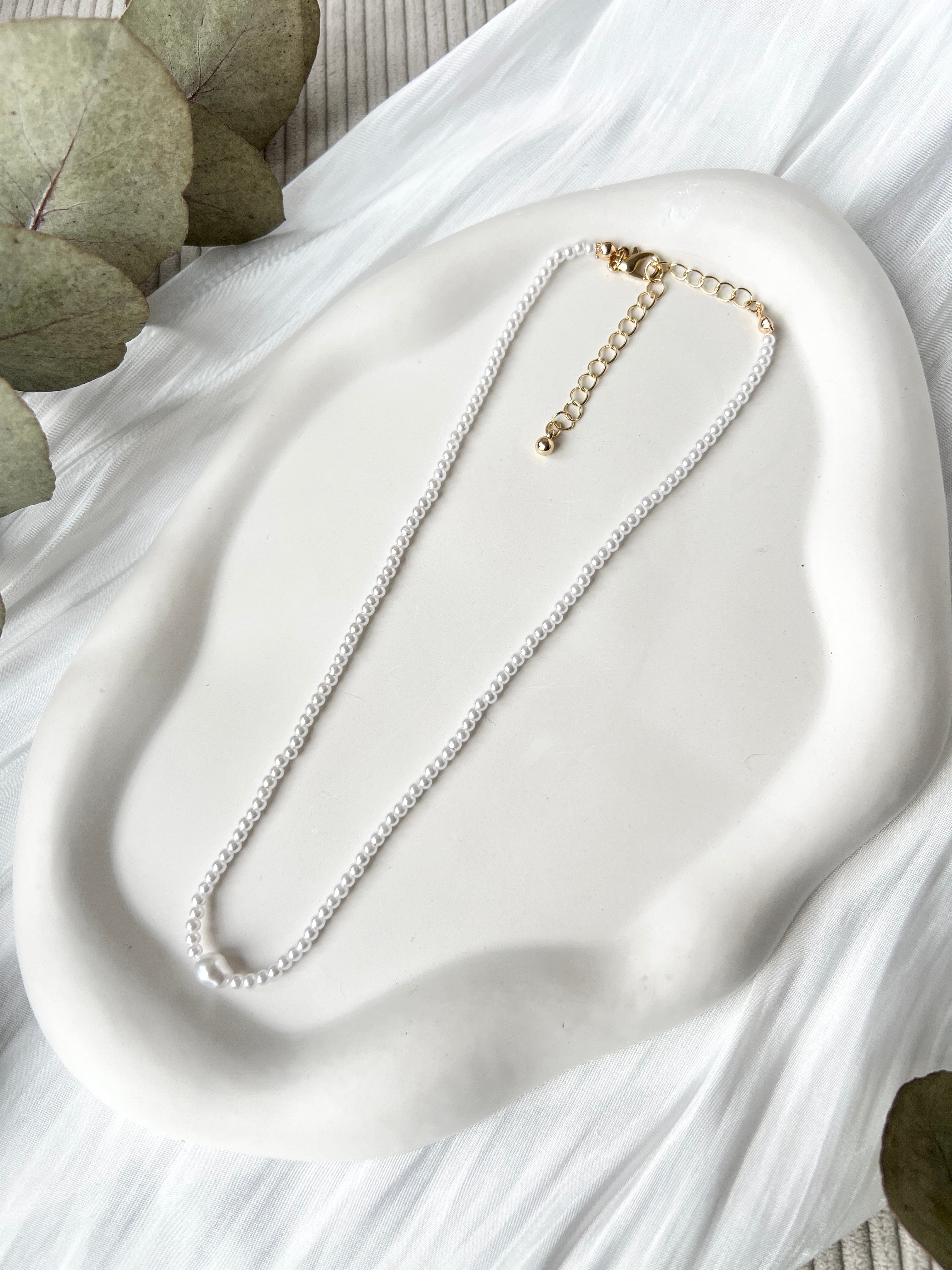 Perlenhalskette, weiße feine Kunstperlen, zarte kurze Halskette, goldene Verschlussdetails, Brautschmuck, glänzende klassische Brauthalskette, Geschenk für Sie, moderner cleaner Standesamtlook, Brautlook, Weddinginspiration, Perlenkette