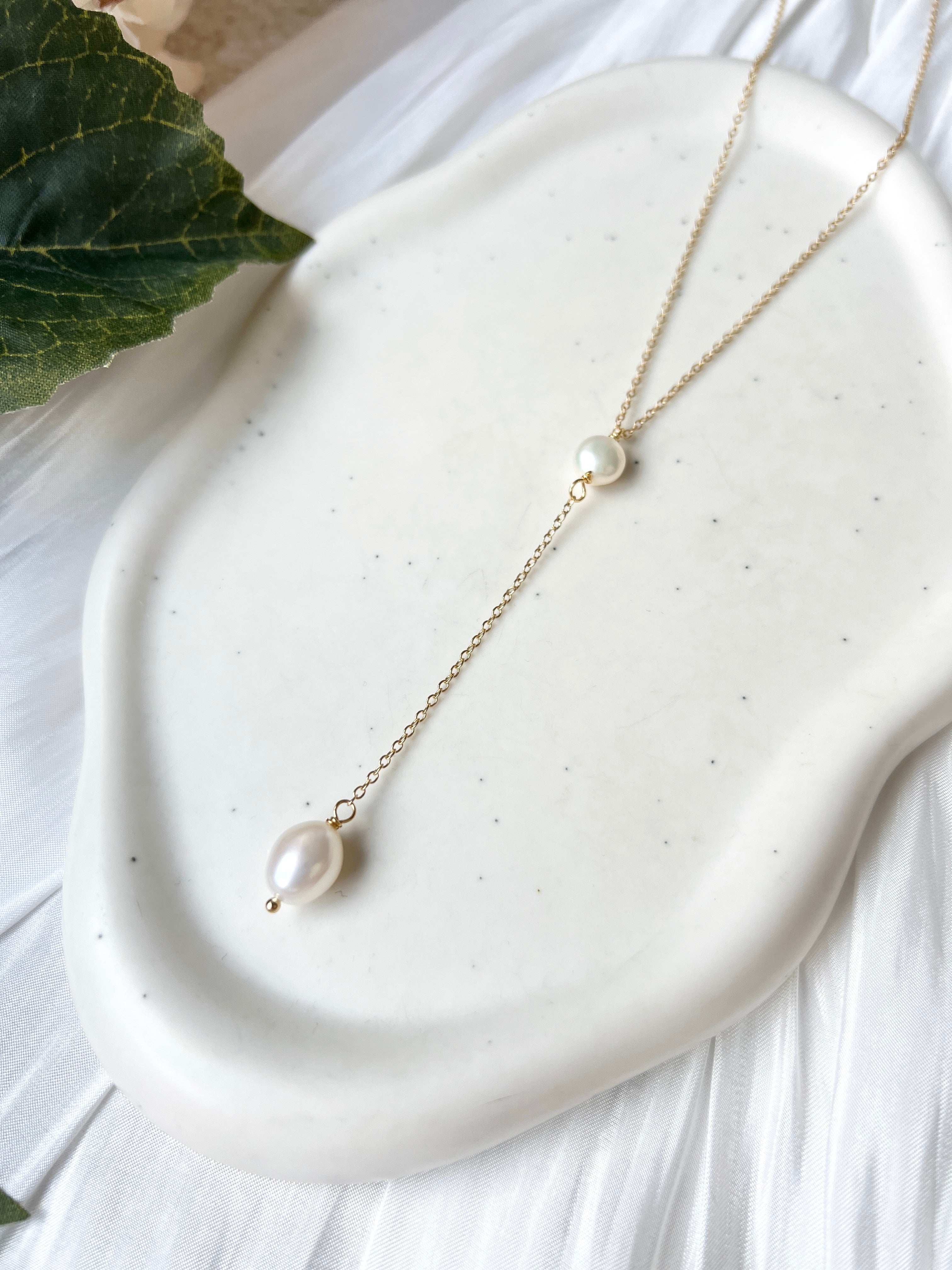 Halskette, Gold, weiße Perlen, Brautschmuck, Perlenschmuck, Kette mit Perlen, feine Perlenhalskette, Braut, Schmuckbluete