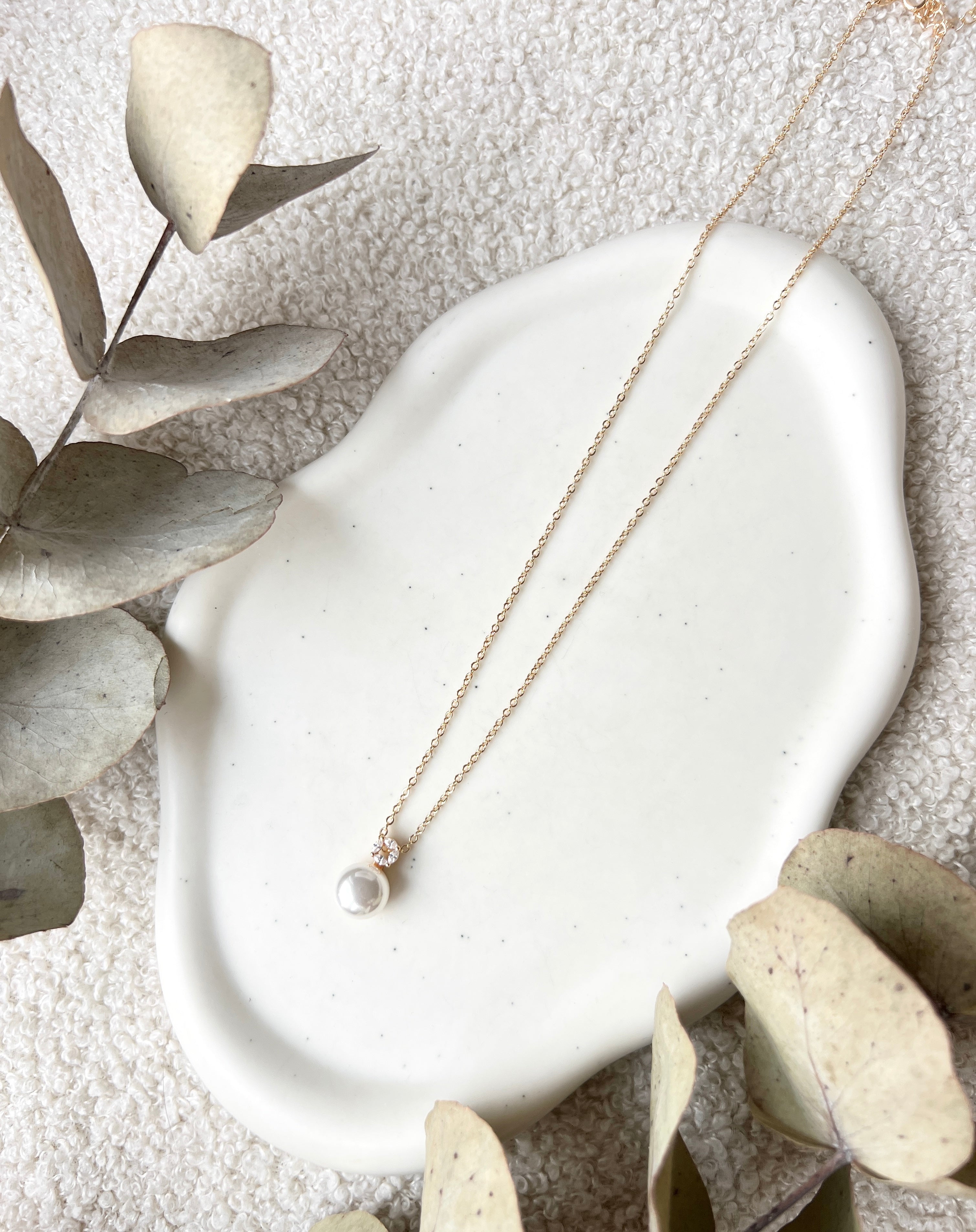 Feine Perlenhalskette, Gold, Weisse Perle, Brautschmuck, Feinschmuck, Brauthalskette, hochwertiger Perlenschmuck, Hochzeitsschmuck, moderner Schmuck, Braut, Hochzeit, Weddinginspiration