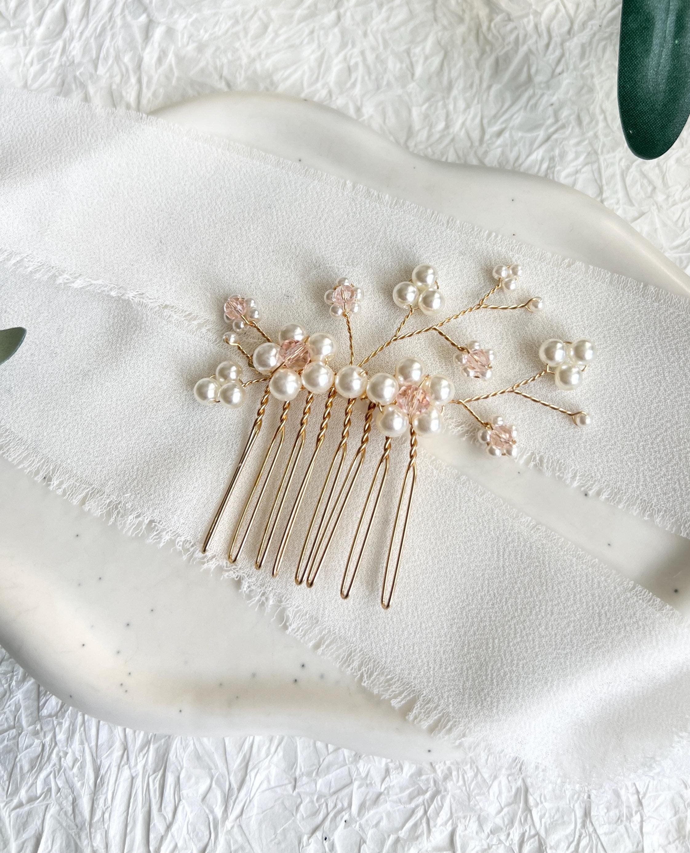 Braut-Haarkamm, Perlen in Weiß und Rosa, Gold, Haarschmuck, Schmuck Hochzeit, Standesamt, Blumen, Brautjungfer, Trauzeugin, feine Blüten-Haarspange