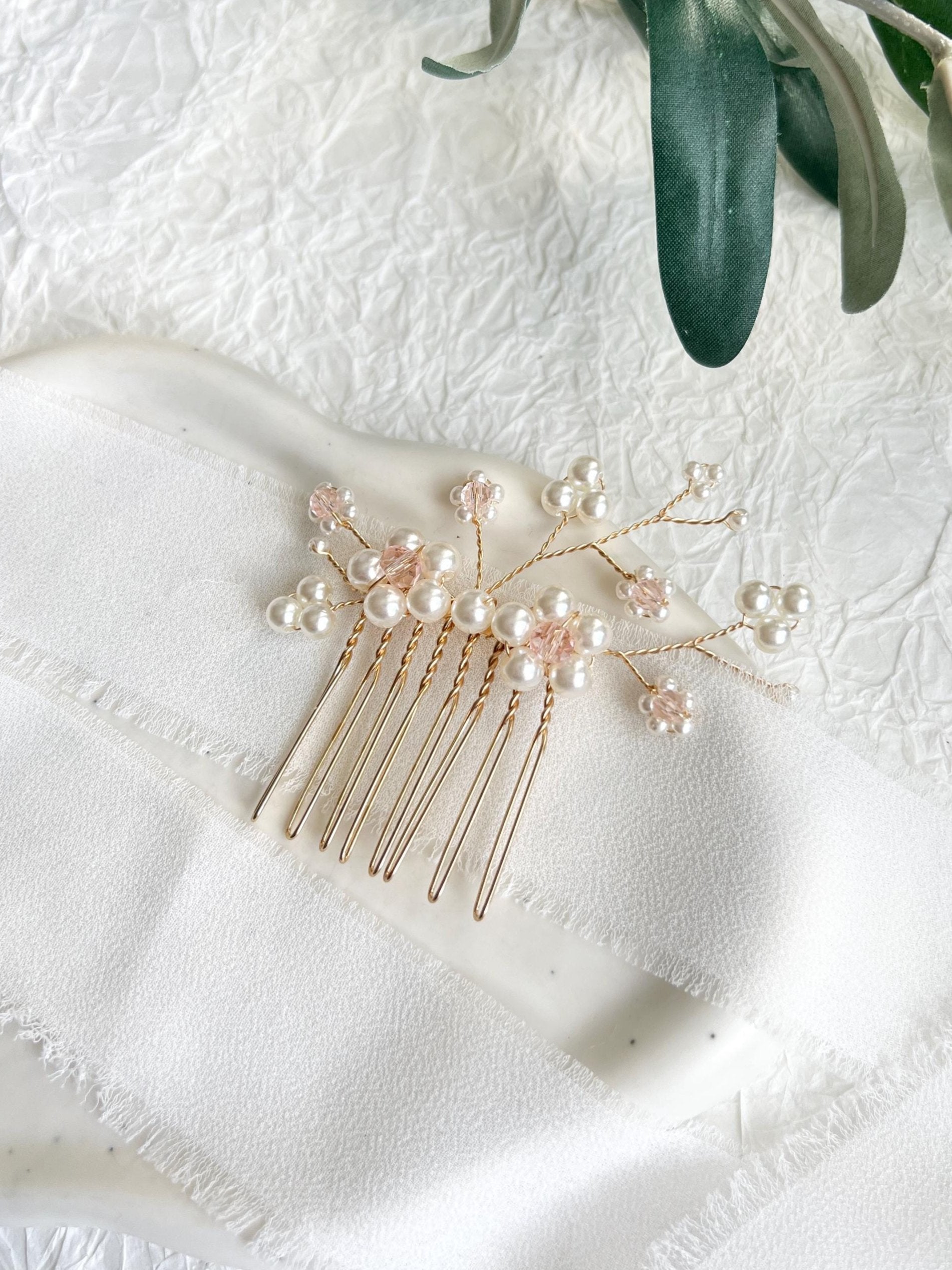 Braut-Haarkamm, Perlen in Weiß und Rosa, Gold, Haarschmuck, Schmuck Hochzeit, Standesamt, Blumen, Brautjungfer, Trauzeugin, feine Blüten-Haarspange