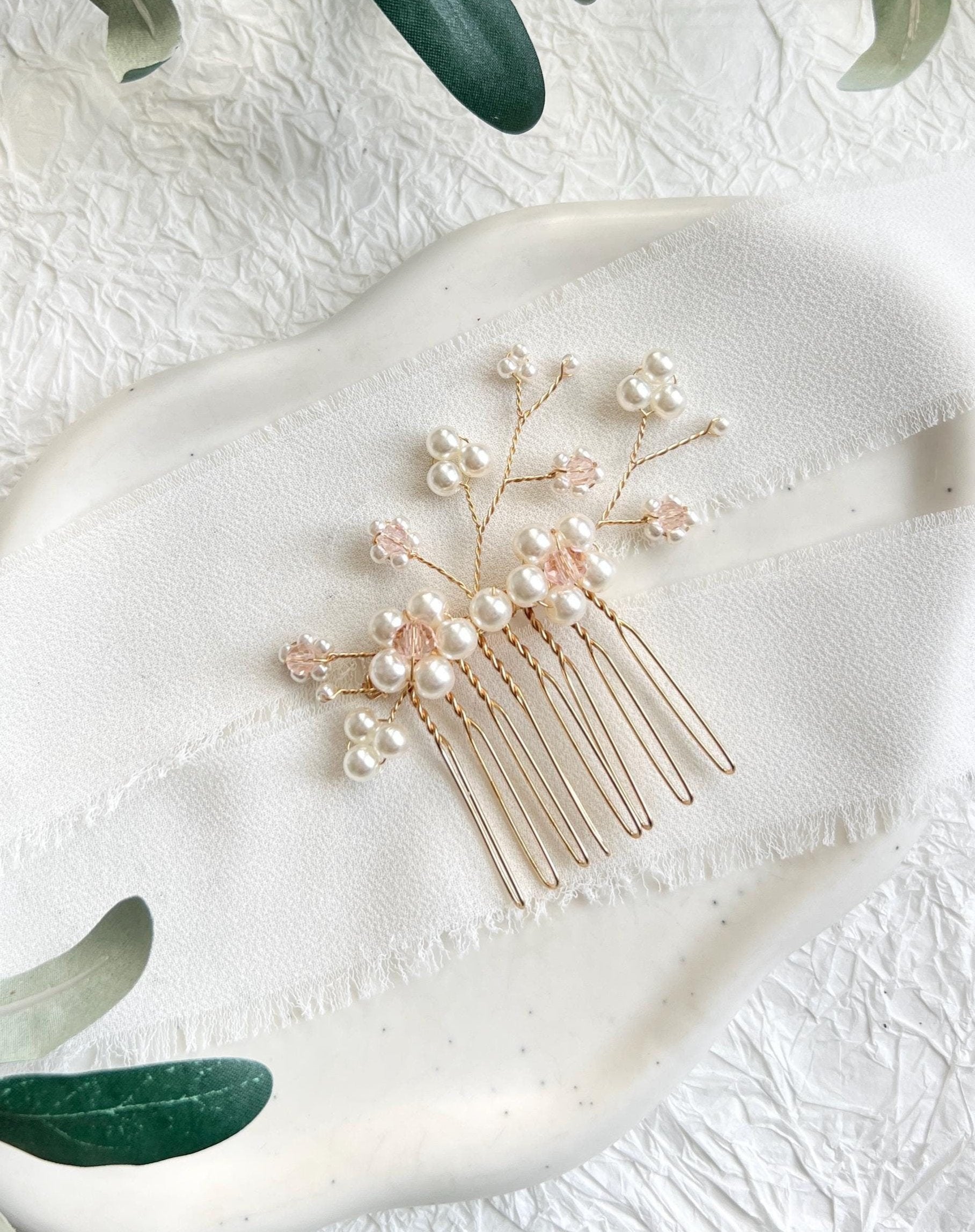 Braut-Haarkamm, Perlen in Weiß und Rosa, Gold, Haarschmuck, Schmuck Hochzeit, Standesamt, Blumen, Brautjungfer, Trauzeugin, feine Blüten-Haarspange