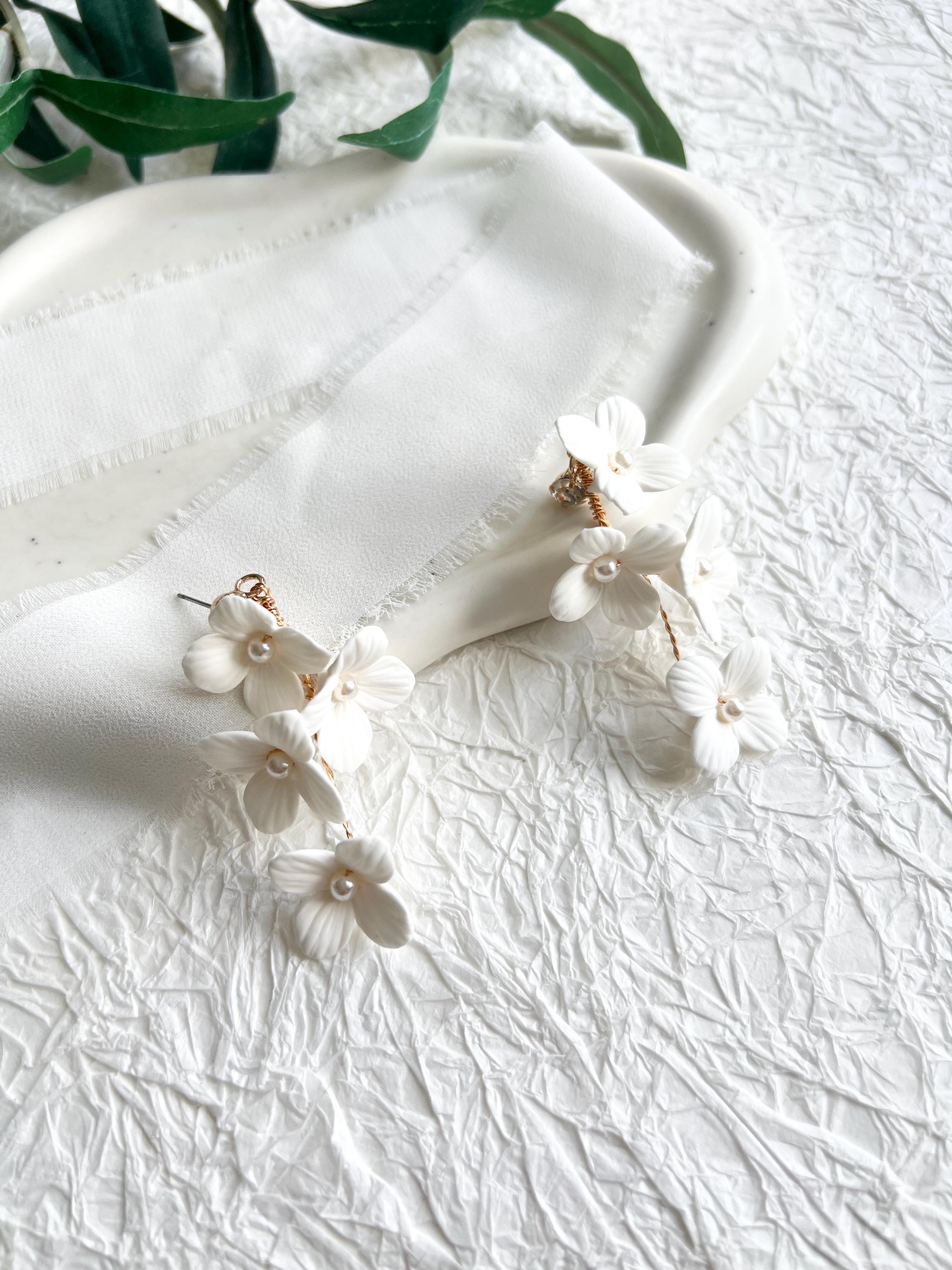 Brautohrringe, Blüten, weiße Ohrringe, Haengeohrringe, Blumen, Schmuck Hochzeit, Ohrstecker, weiße Perlen, Brautschmuck