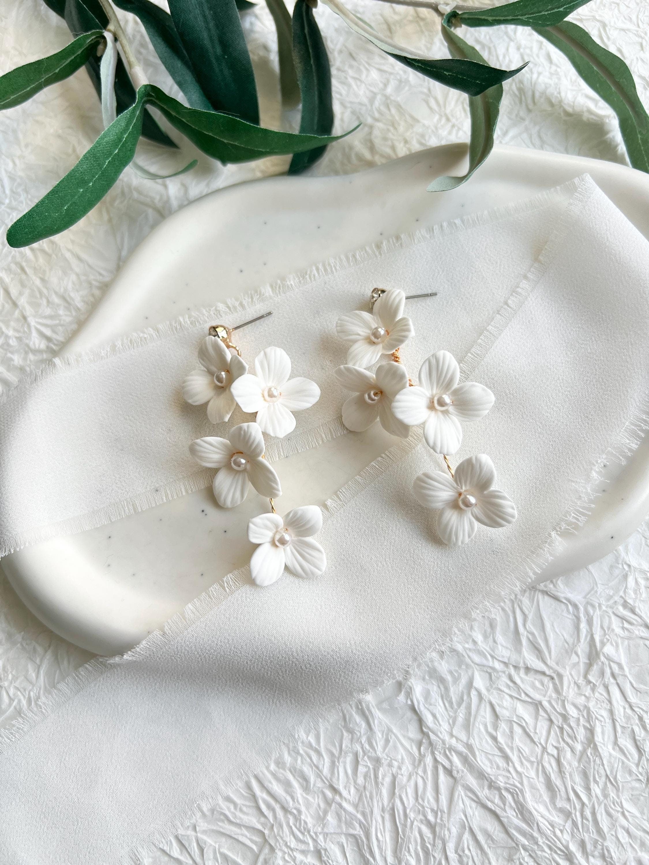 Brautohrringe, Blüten, weiße Ohrringe, Haengeohrringe, Blumen, Schmuck Hochzeit, Ohrstecker, weiße Perlen, Brautschmuck