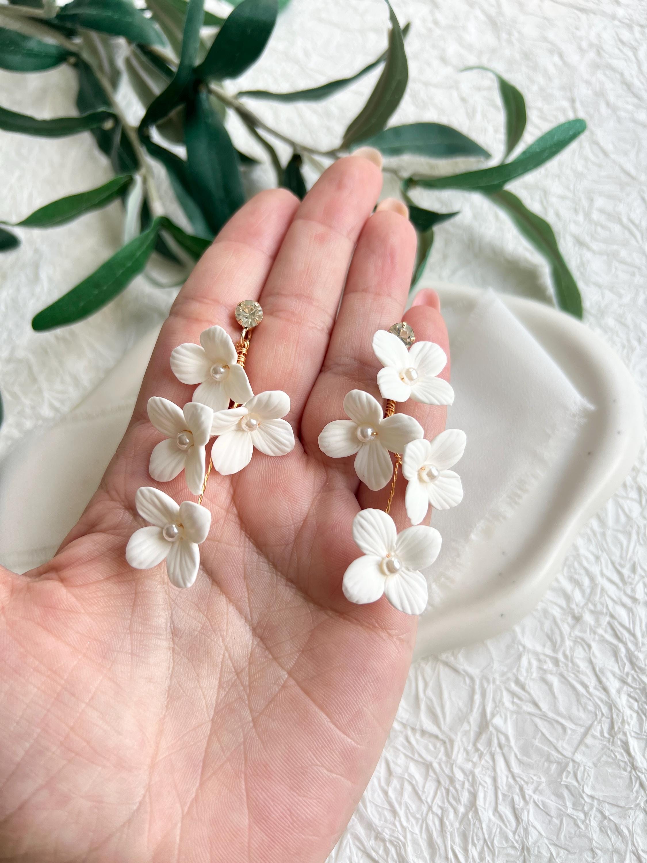Brautohrringe, Blüten, weiße Ohrringe, Haengeohrringe, Blumen, Schmuck Hochzeit, Ohrstecker, weiße Perlen, Brautschmuck