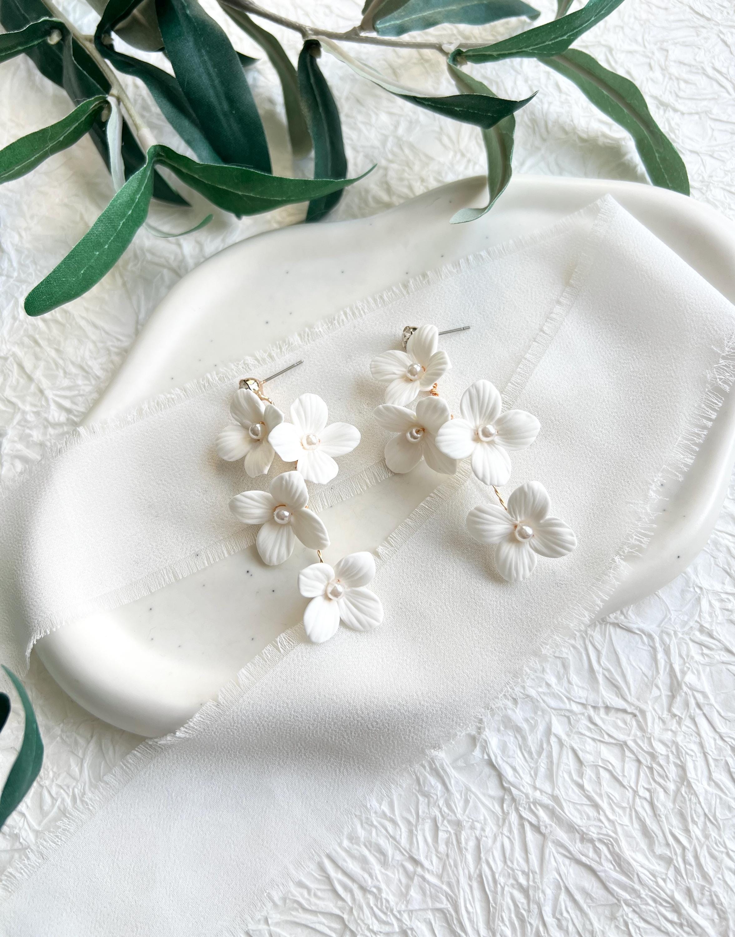 Brautohrringe, Blüten, weiße Ohrringe, Haengeohrringe, Blumen, Schmuck Hochzeit, Ohrstecker, weiße Perlen, Brautschmuck
