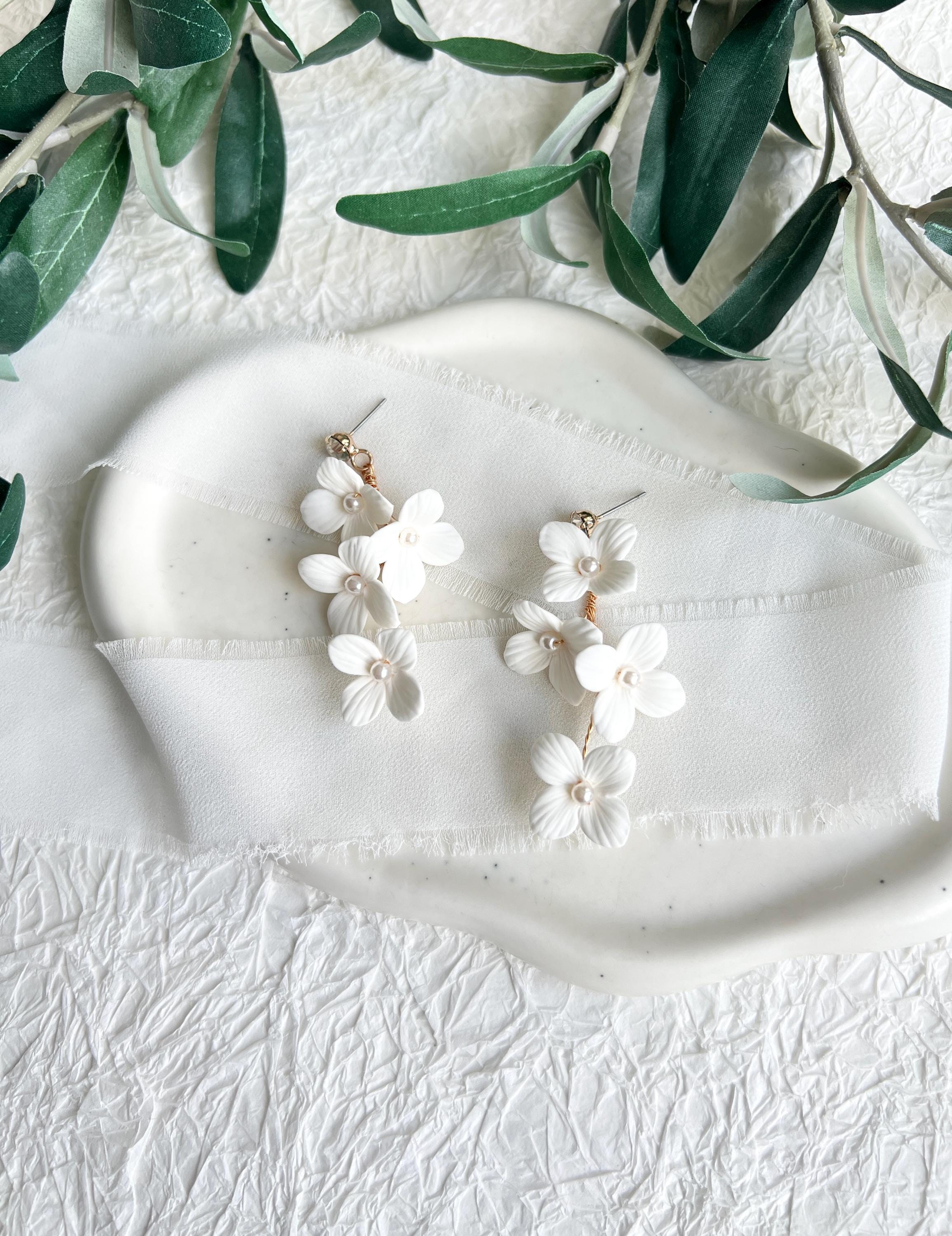 Brautohrringe, Blüten, weiße Ohrringe, Haengeohrringe, Blumen, Schmuck Hochzeit, Ohrstecker, weiße Perlen, Brautschmuck