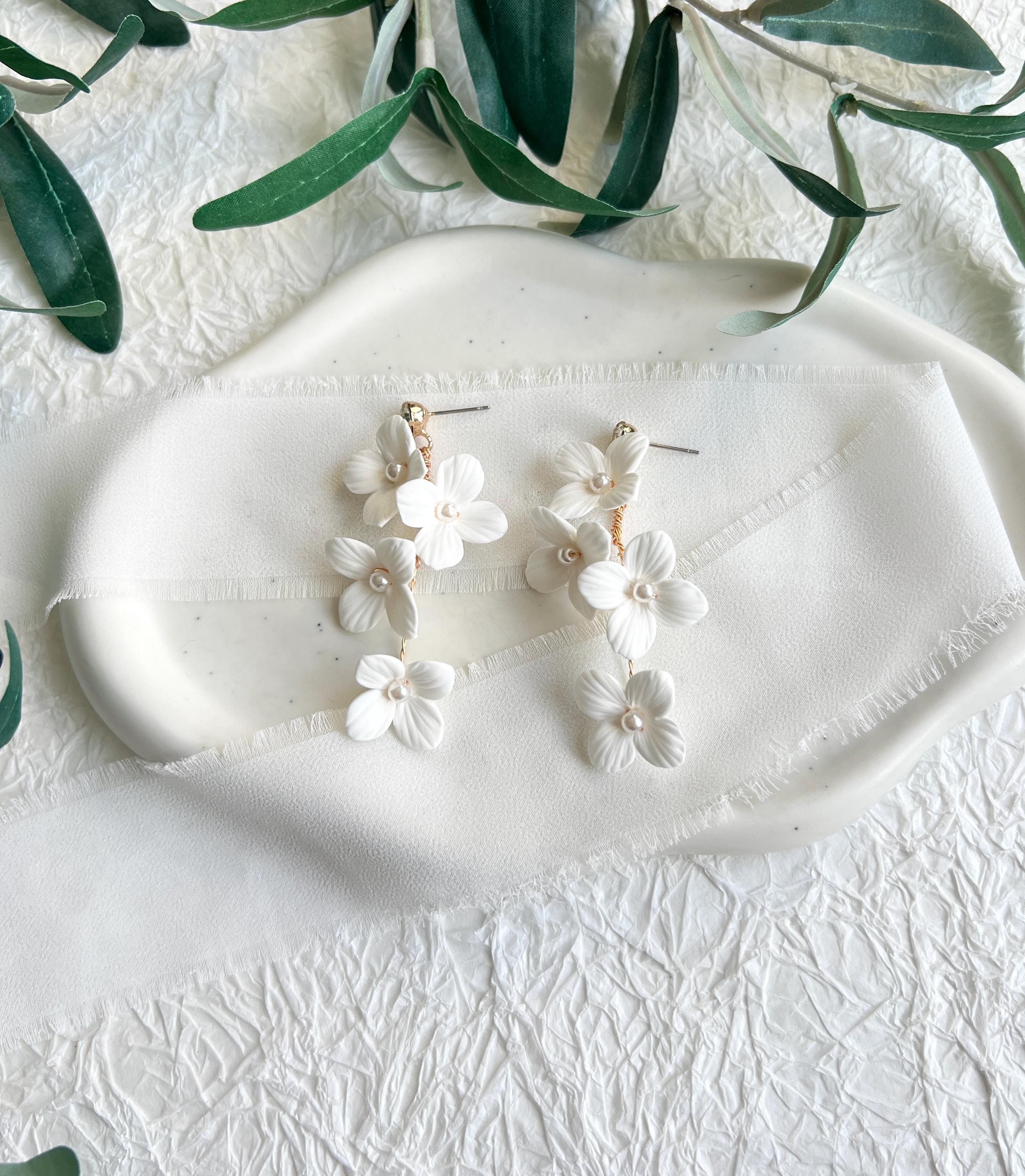 Brautohrringe, Blüten, weiße Ohrringe, Haengeohrringe, Blumen, Schmuck Hochzeit, Ohrstecker, weiße Perlen, Brautschmuck