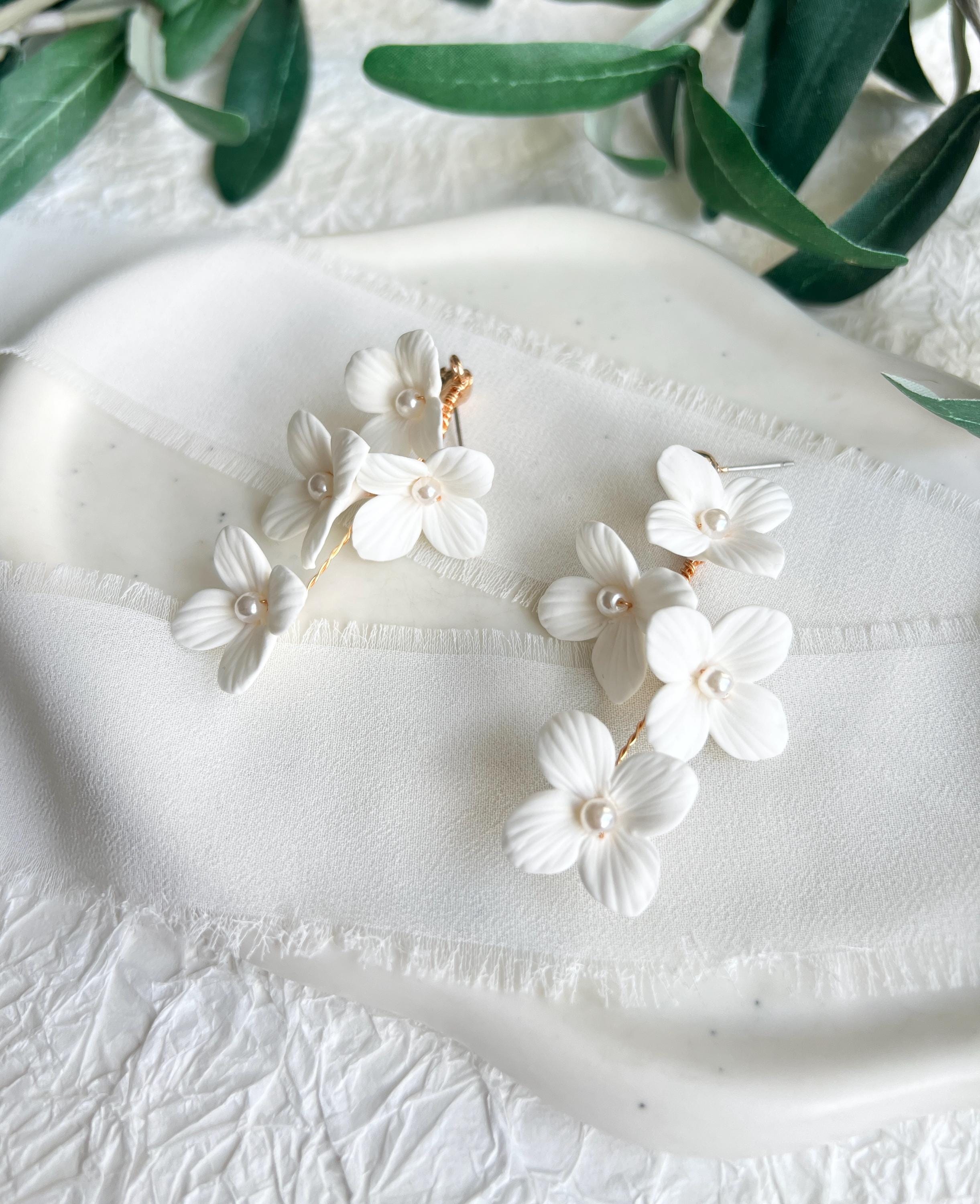 Brautohrringe, Blüten, weiße Ohrringe, Haengeohrringe, Blumen, Schmuck Hochzeit, Ohrstecker, weiße Perlen, Brautschmuck