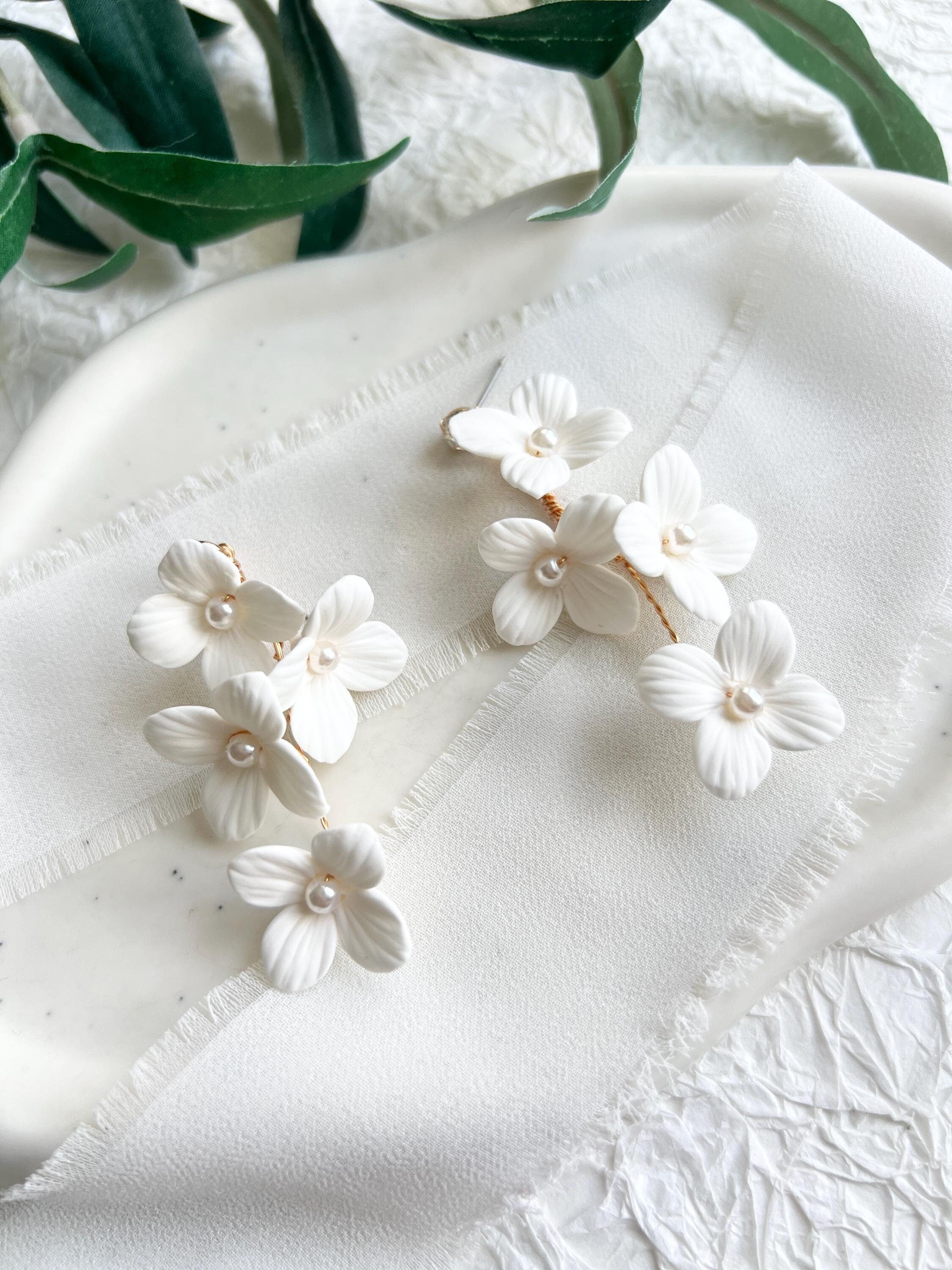Brautohrringe, Blüten, weiße Ohrringe, Haengeohrringe, Blumen, Schmuck Hochzeit, Ohrstecker, weiße Perlen, Brautschmuck