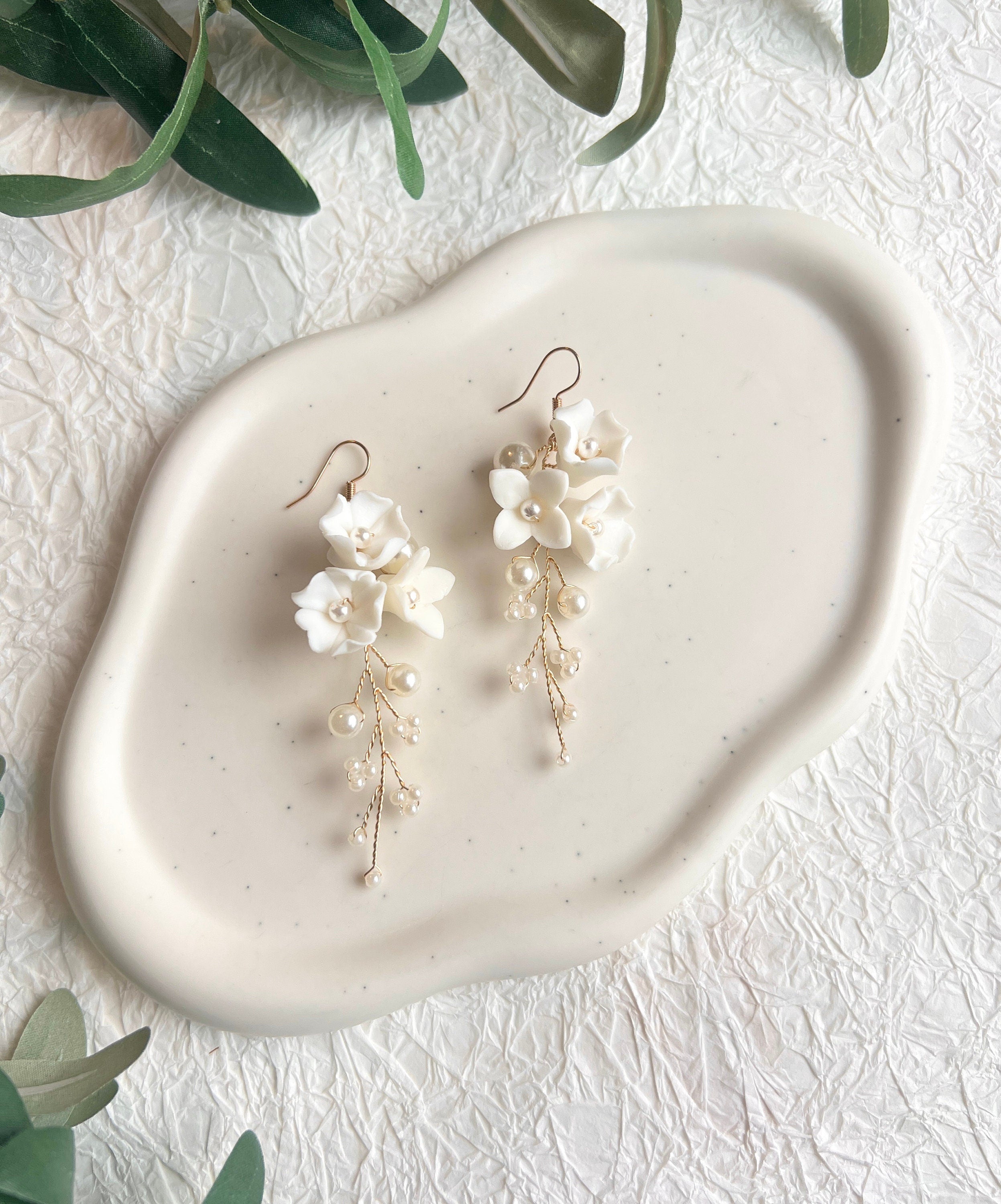 Feine Brautohrringe, Farbvarianten Silber oder Gold, mit feinen weißen Blüten aus Keramik, Blumen, Schmuck Braut, edler Brautschmuck, Brautjungfer, moderner Look für die Hochzeit, Perlenschmuck, Perlenohrringe