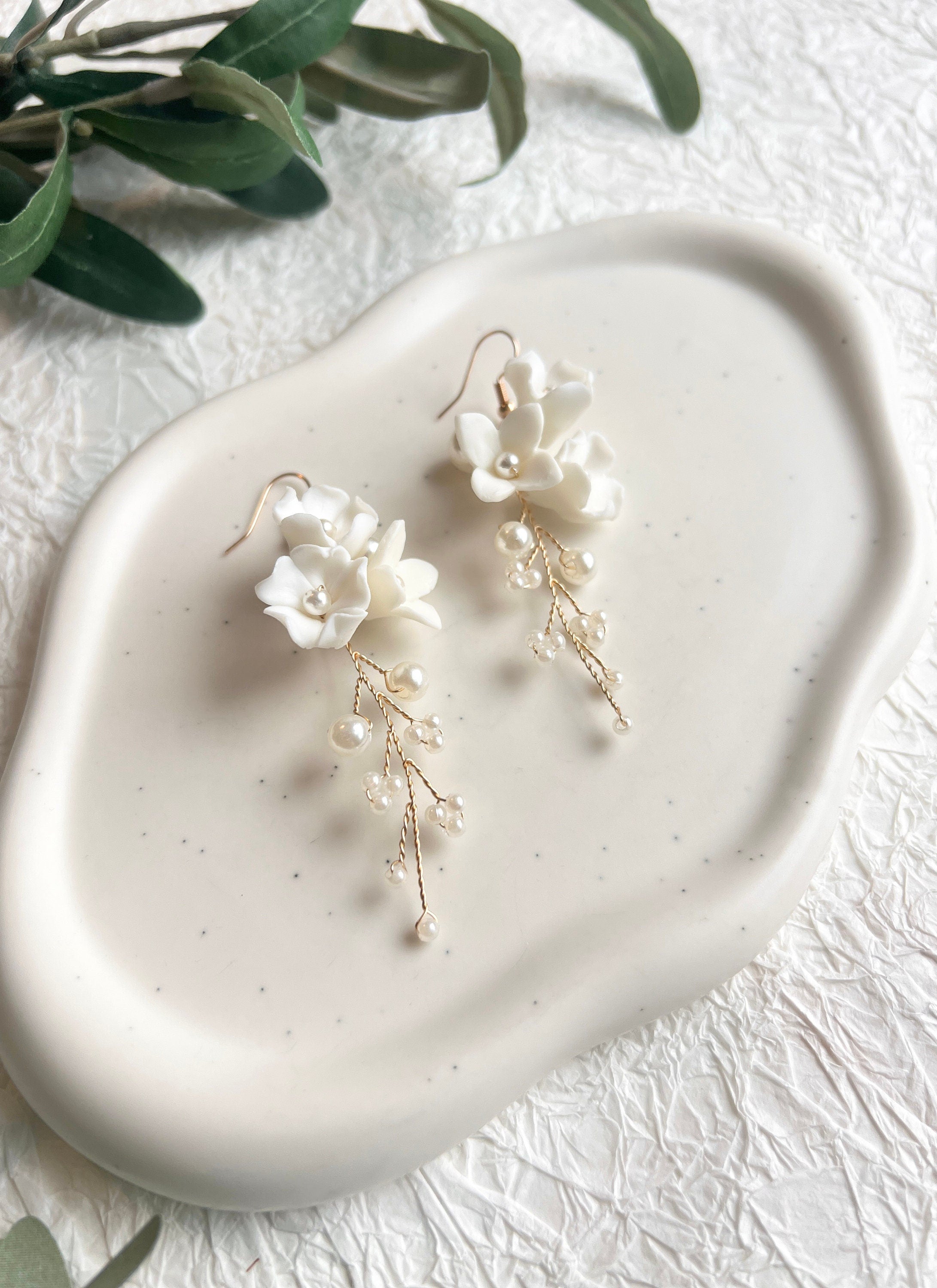 Feine Brautohrringe, Farbvarianten Silber oder Gold, mit feinen weißen Blüten aus Keramik, Blumen, Schmuck Braut, edler Brautschmuck, Brautjungfer, moderner Look für die Hochzeit, Perlenschmuck, Perlenohrringe