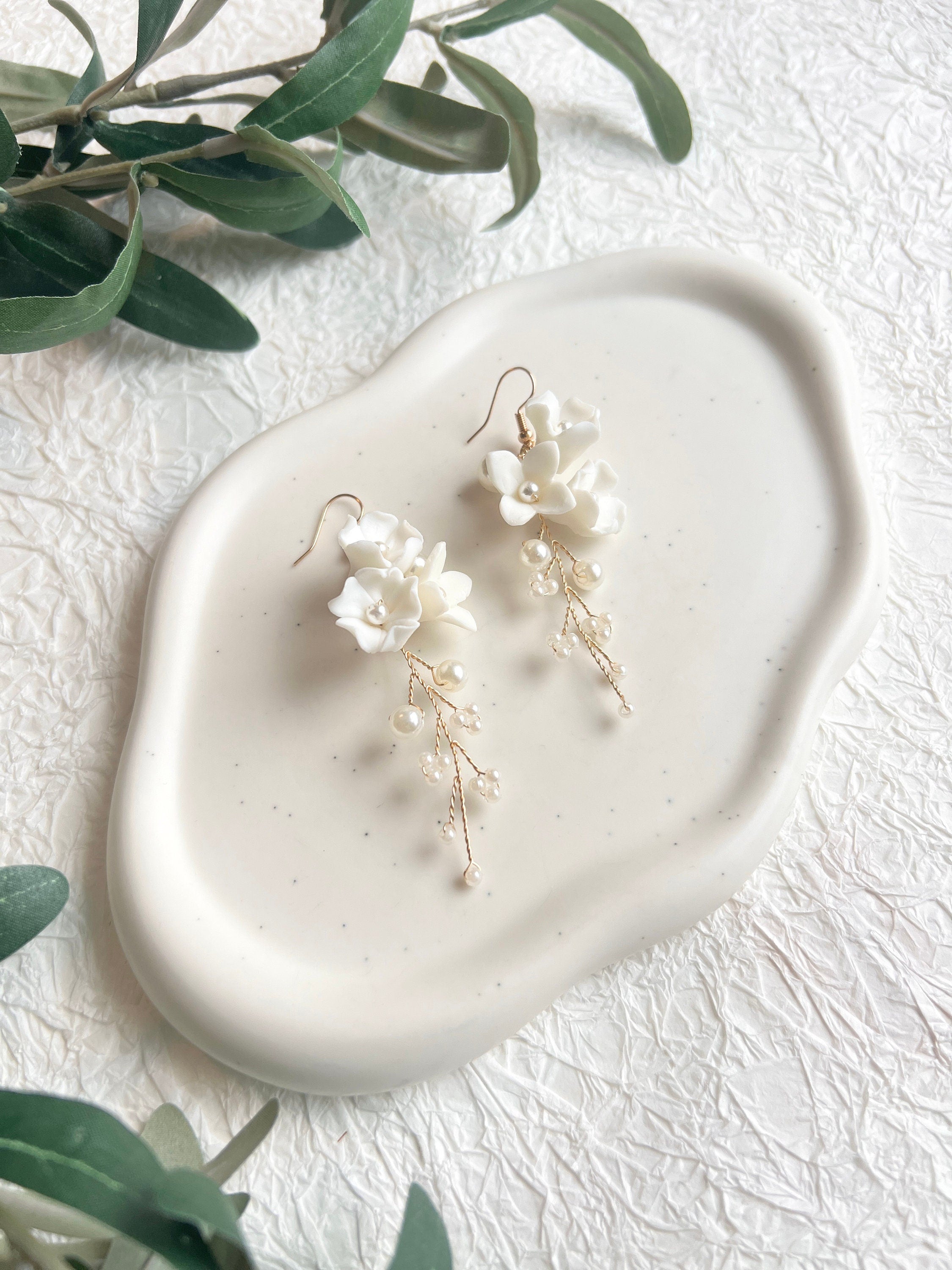 Feine Brautohrringe, Farbvarianten Silber oder Gold, mit feinen weißen Blüten aus Keramik, Blumen, Schmuck Braut, edler Brautschmuck, Brautjungfer, moderner Look für die Hochzeit, Perlenschmuck, Perlenohrringe