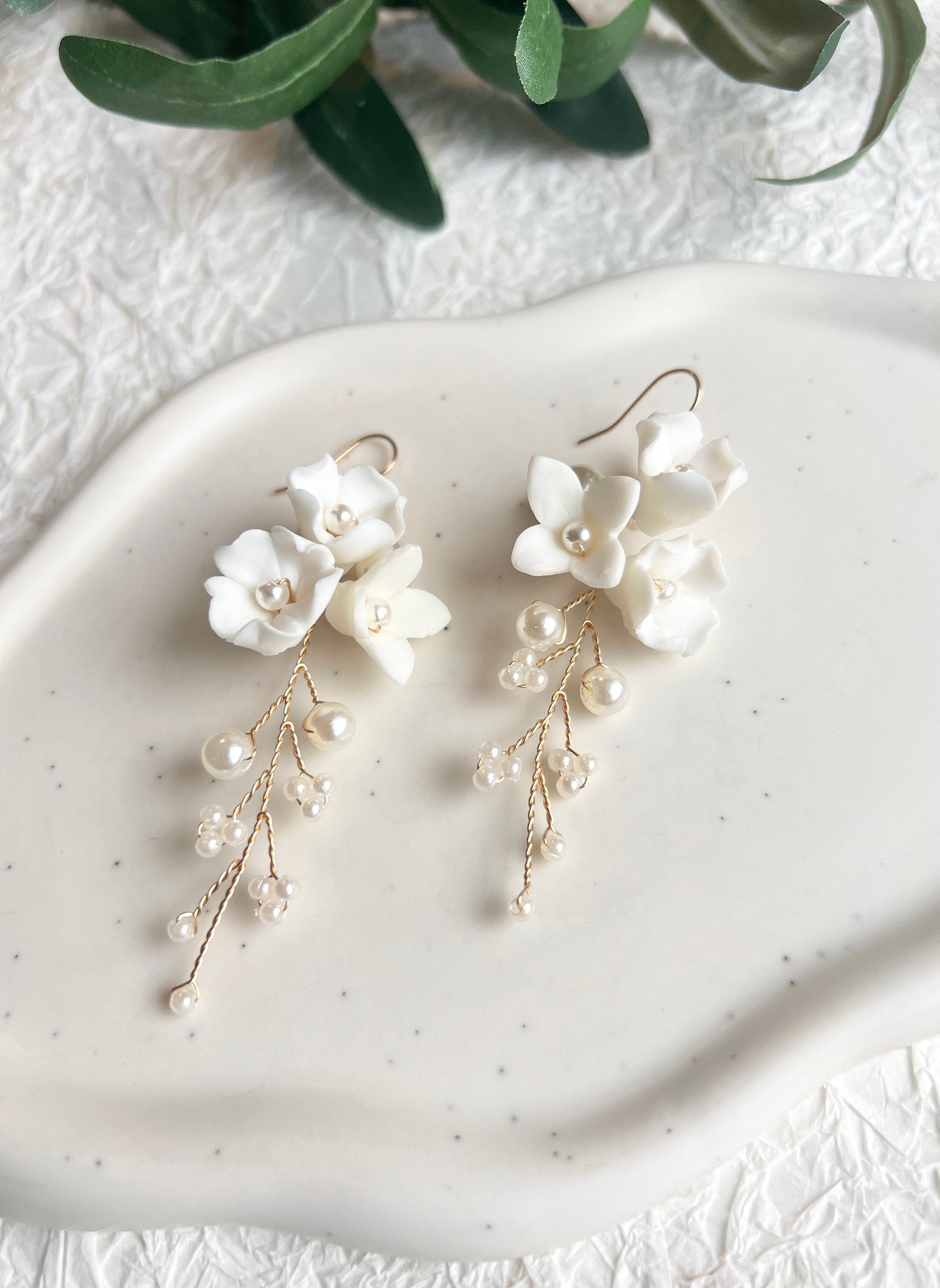 Feine Brautohrringe, Farbvarianten Silber oder Gold, mit feinen weißen Blüten aus Keramik, Blumen, Schmuck Braut, edler Brautschmuck, Brautjungfer, moderner Look für die Hochzeit, Perlenschmuck, Perlenohrringe