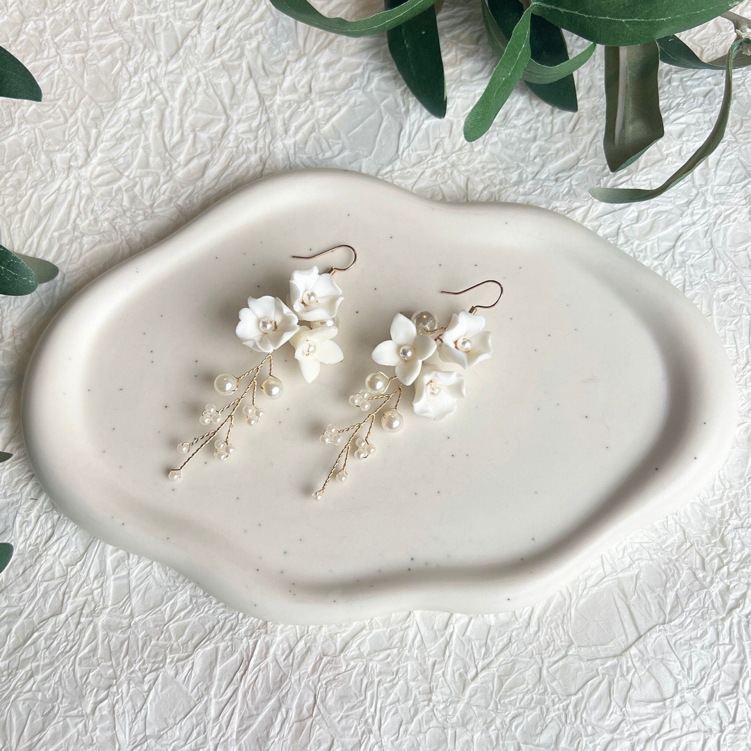 Feine Brautohrringe, Farbvarianten Silber oder Gold, mit feinen weißen Blüten aus Keramik, Blumen, Schmuck Braut, edler Brautschmuck, Brautjungfer, moderner Look für die Hochzeit, Perlenschmuck, Perlenohrringe