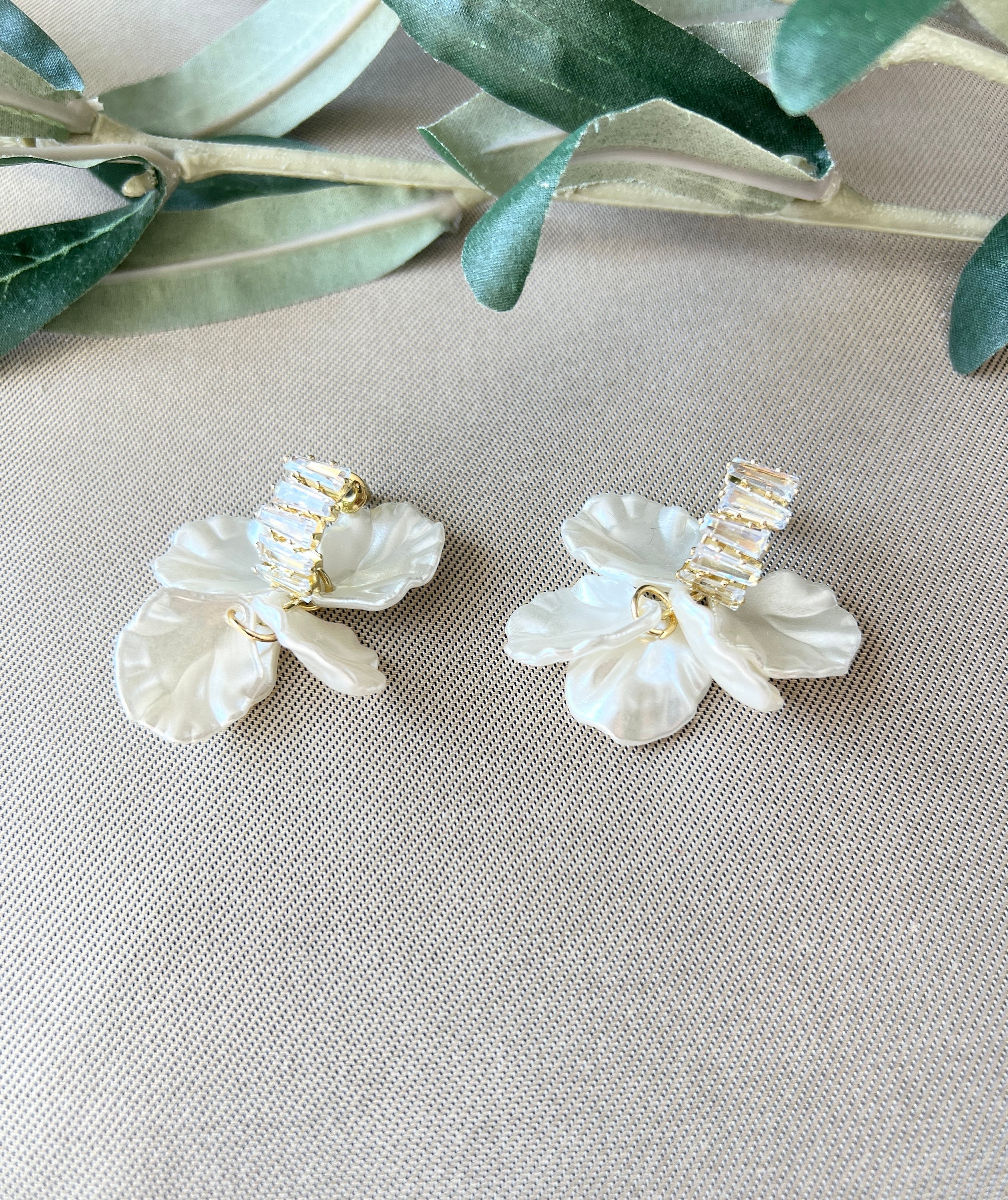 funkelnde Brautohrringe, silber und gold mit weiß Perlmuttoptik glänzenden Blättern, Brautohrstecker, Ohrringe für die Hochzeit, Brautjungfer, Trauzeugin, Schmuckblüte