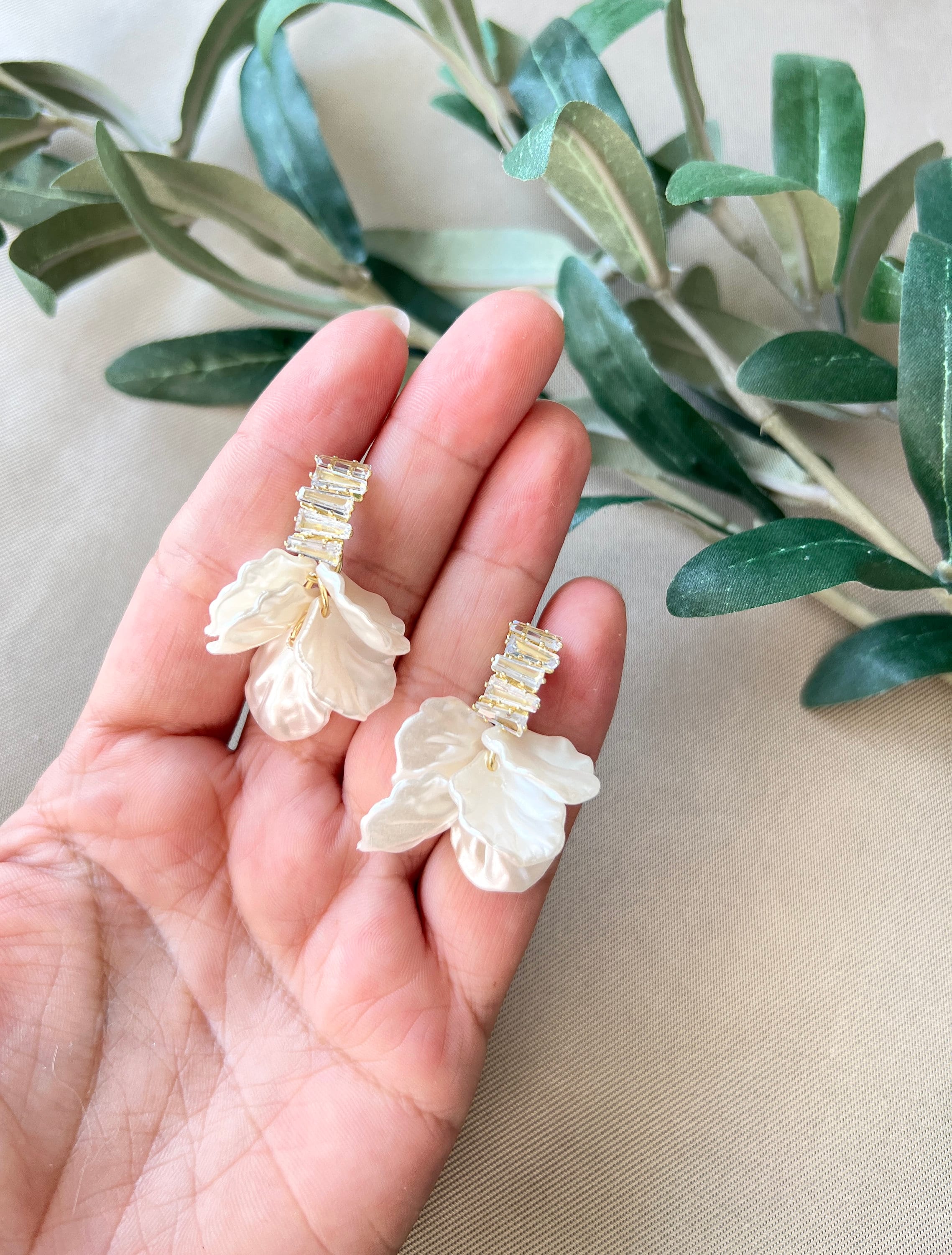 Brautohrringe funkelnd, silber und gold mit weiß glänzenden Blättern, Braut Ohrstecker,-Ohrringe-Schmuckblüte