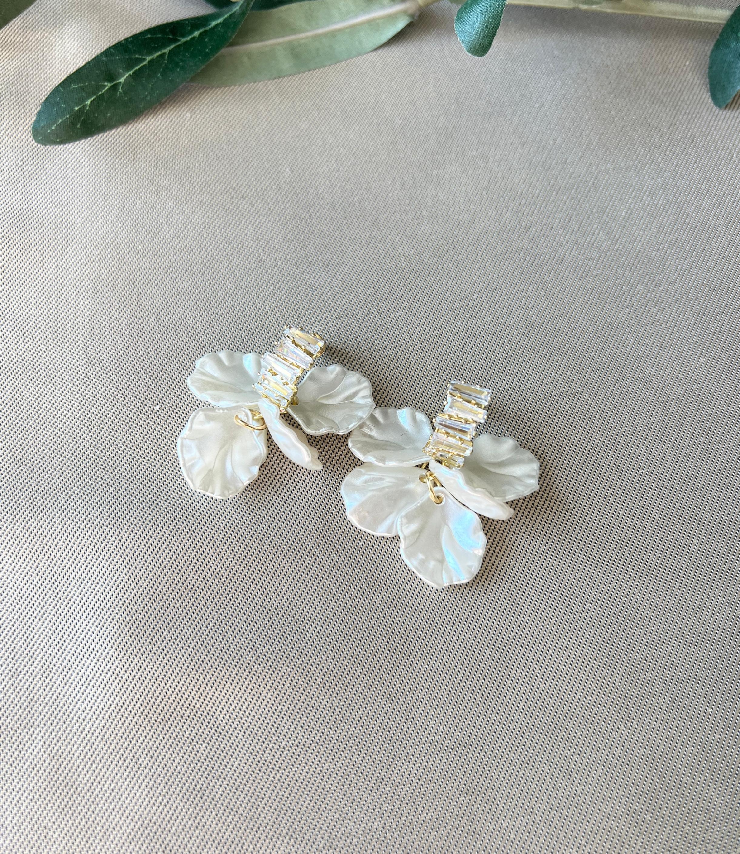 Brautohrringe funkelnd, silber und gold mit weiß glänzenden Blättern, Braut Ohrstecker,-Ohrringe-Schmuckblüte