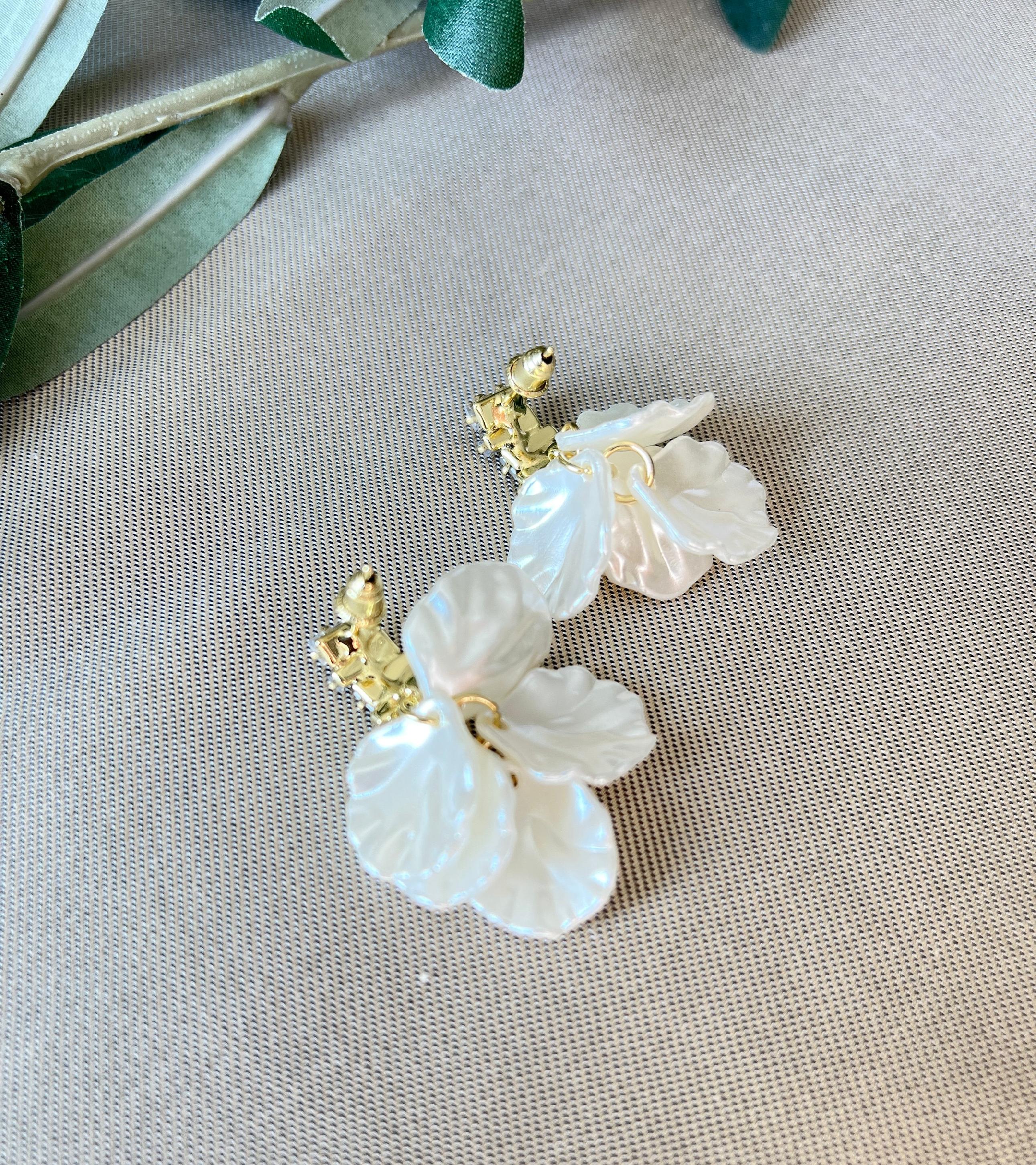 Brautohrringe funkelnd, silber und gold mit weiß glänzenden Blättern, Braut Ohrstecker,-Ohrringe-Schmuckblüte