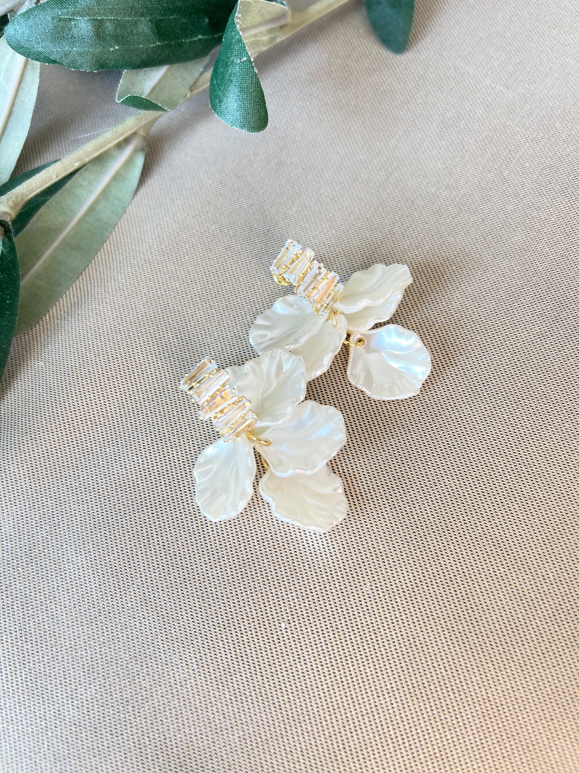 funkelnde Brautohrringe, silber und gold mit weiß Perlmuttoptik glänzenden Blättern, Brautohrstecker, Ohrringe für die Hochzeit, Brautjungfer, Trauzeugin, Schmuckblüte