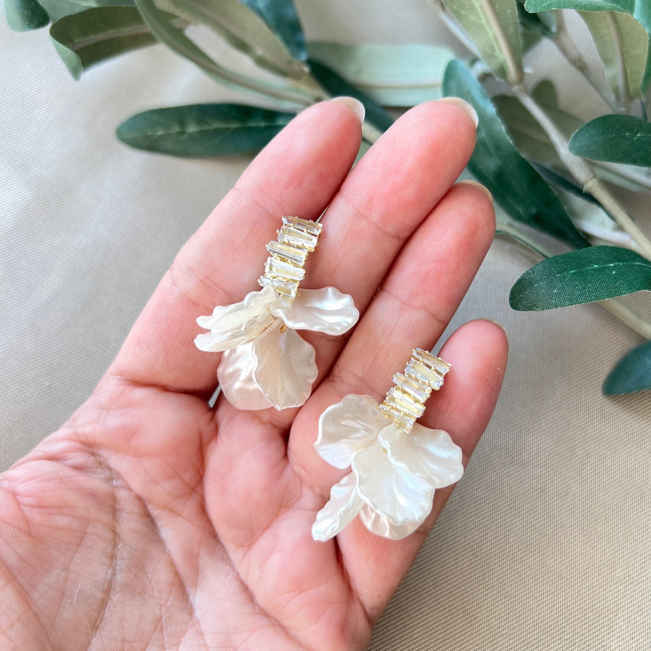 Brautohrringe funkelnd, silber und gold mit weiß glänzenden Blättern, Braut Ohrstecker,-Ohrringe-Schmuckblüte