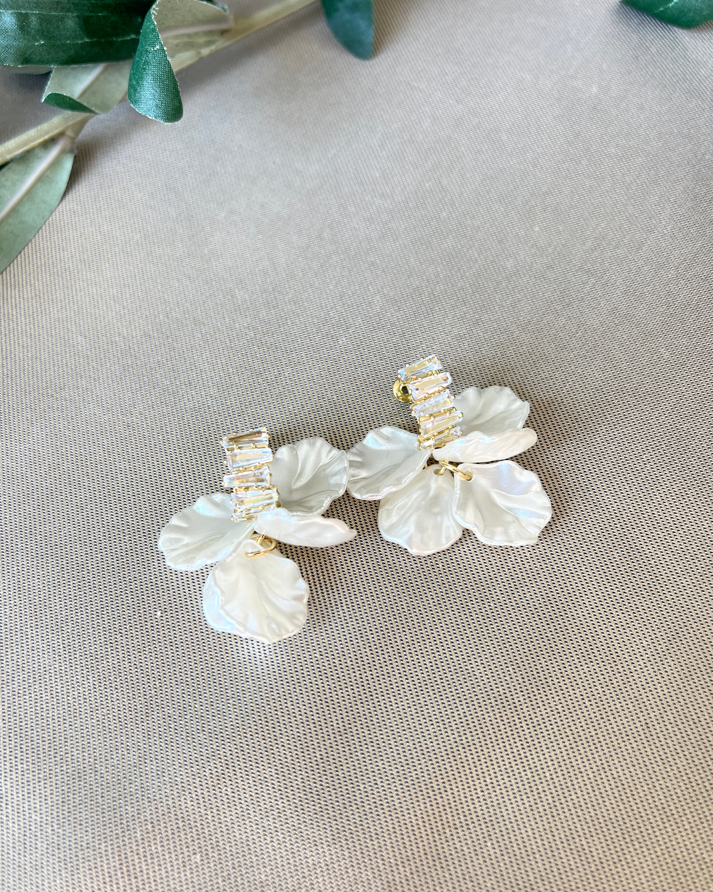 funkelnde Brautohrringe, silber und gold mit weiß Perlmuttoptik glänzenden Blättern, Brautohrstecker, Ohrringe für die Hochzeit, Brautjungfer, Trauzeugin, Schmuckblüte