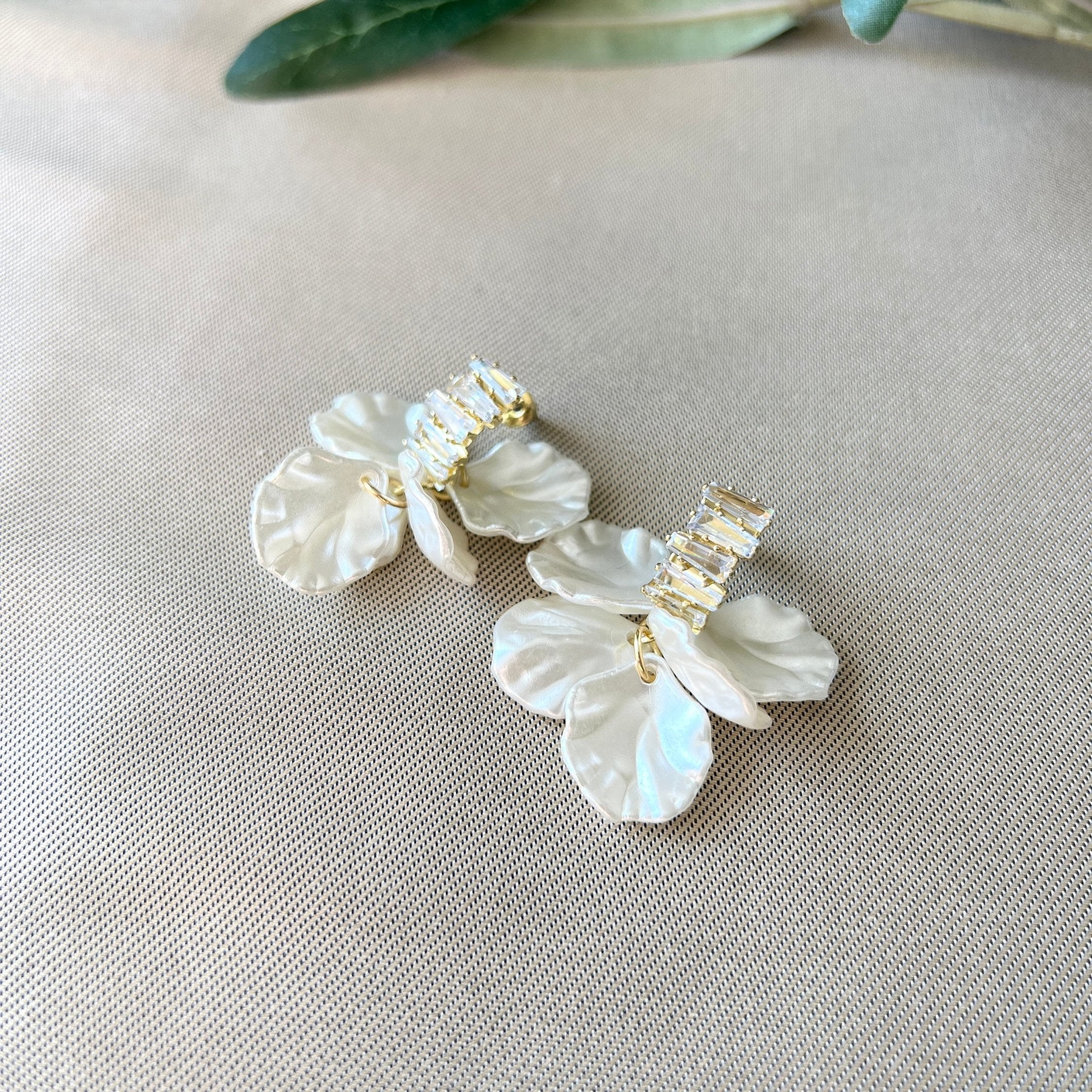 funkelnde Brautohrringe, silber und gold mit weiß Perlmuttoptik glänzenden Blättern, Brautohrstecker, Ohrringe für die Hochzeit, Brautjungfer, Trauzeugin, Schmuckblüte