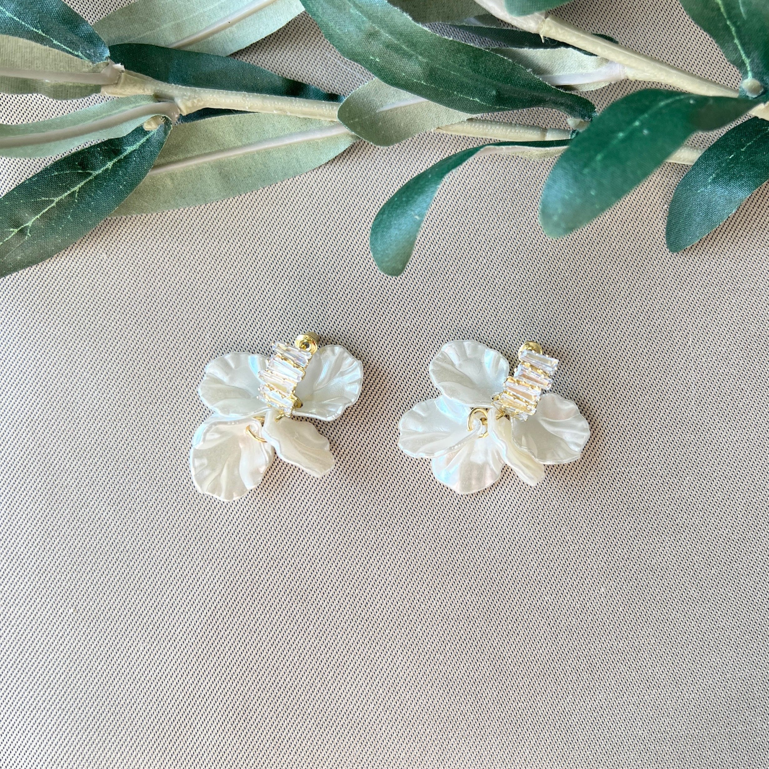 Brautohrringe funkelnd, silber und gold mit weiß glänzenden Blättern, Braut Ohrstecker,-Ohrringe-Schmuckblüte