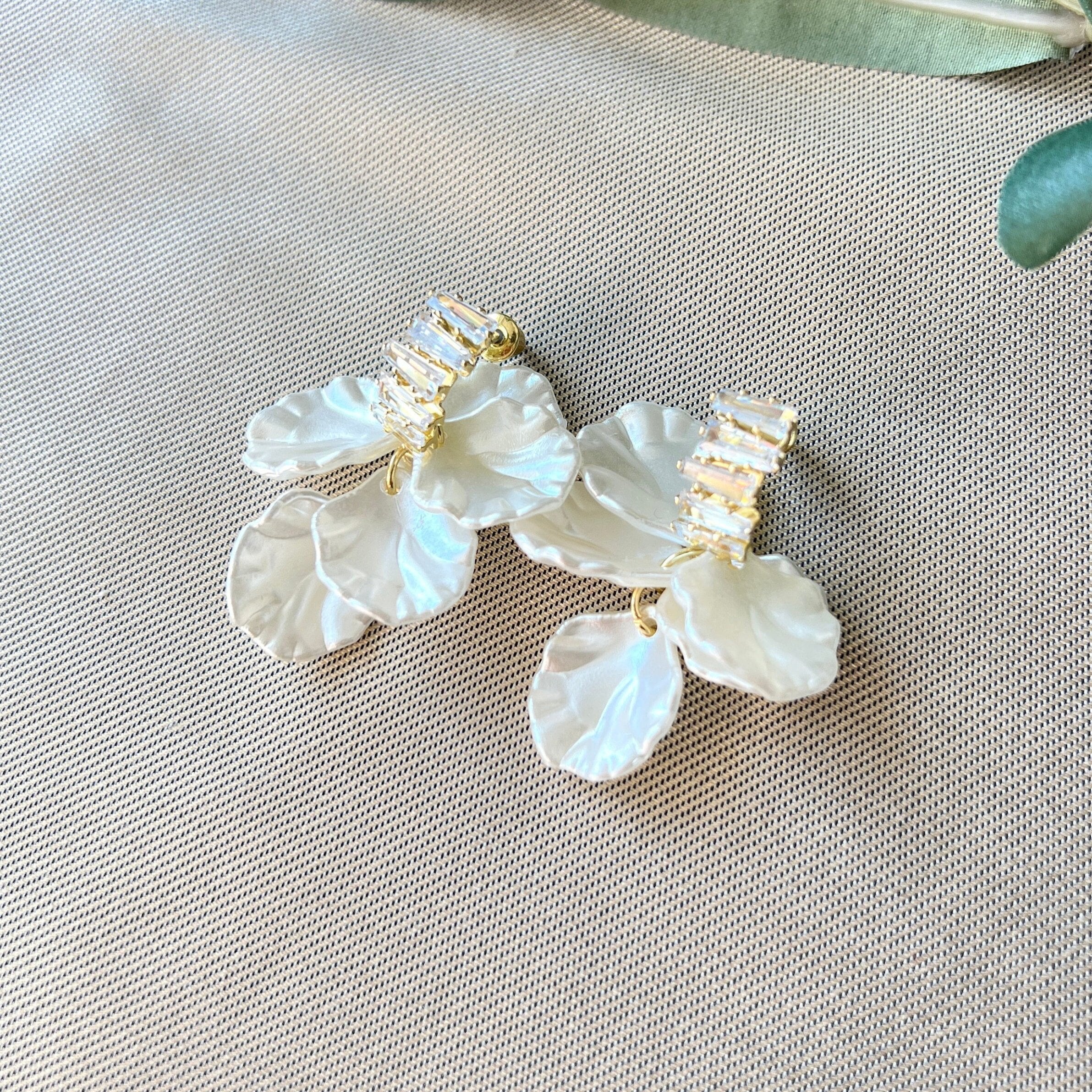 funkelnde Brautohrringe, silber und gold mit weiß Perlmuttoptik glänzenden Blättern, Brautohrstecker, Ohrringe für die Hochzeit, Brautjungfer, Trauzeugin, Schmuckblüte