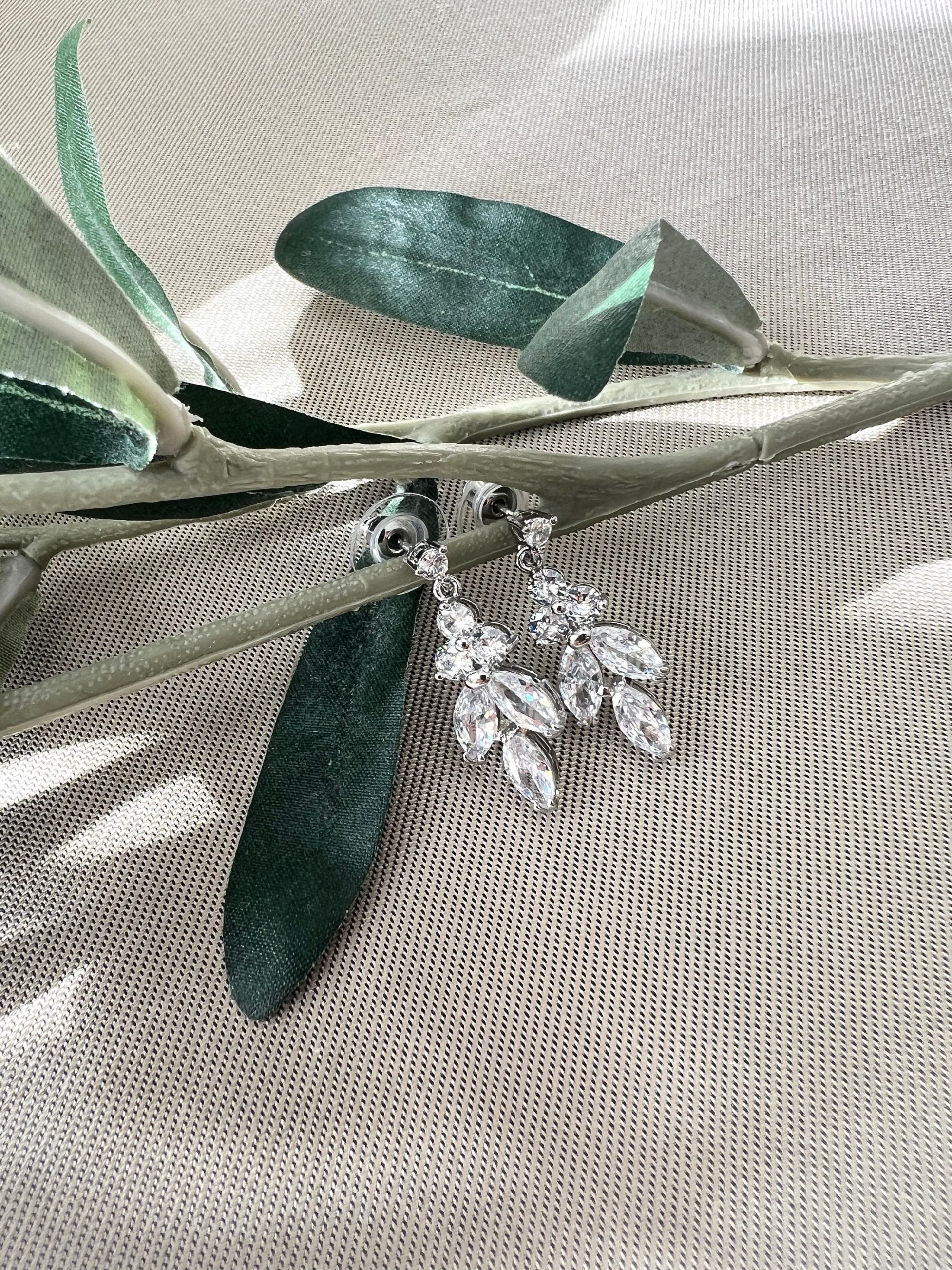 Brautohrringe, funkelnde Zirkoniasteine, Silber, Gold, elegante Ohrringe, Brautschmuck, Braut - Gold-Ohrringe-Schmuckblüte