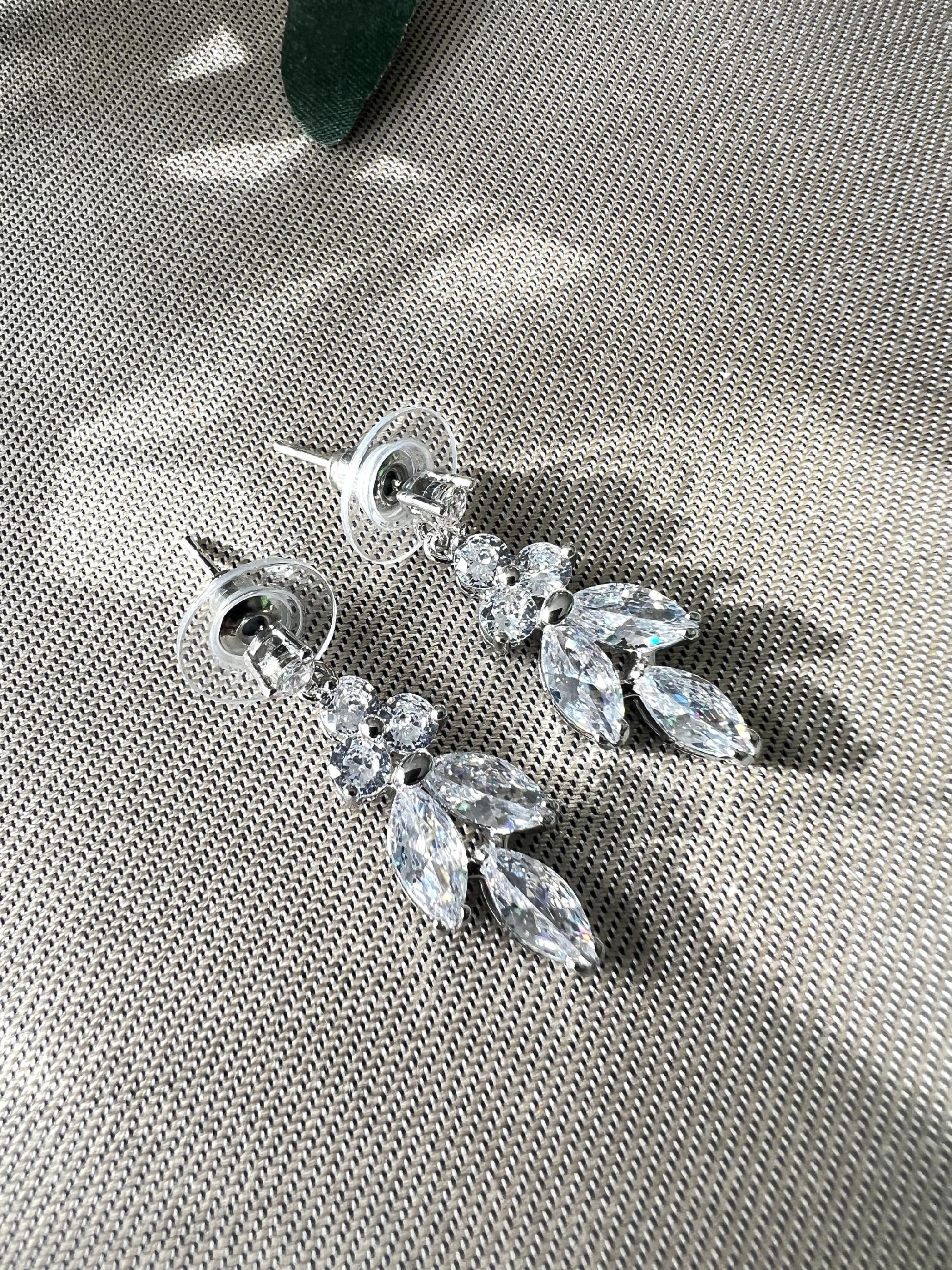 Brautohrringe, funkelnde Zirkoniasteine, Silber, Gold, elegante Ohrringe, Brautschmuck, Braut - Gold-Ohrringe-Schmuckblüte