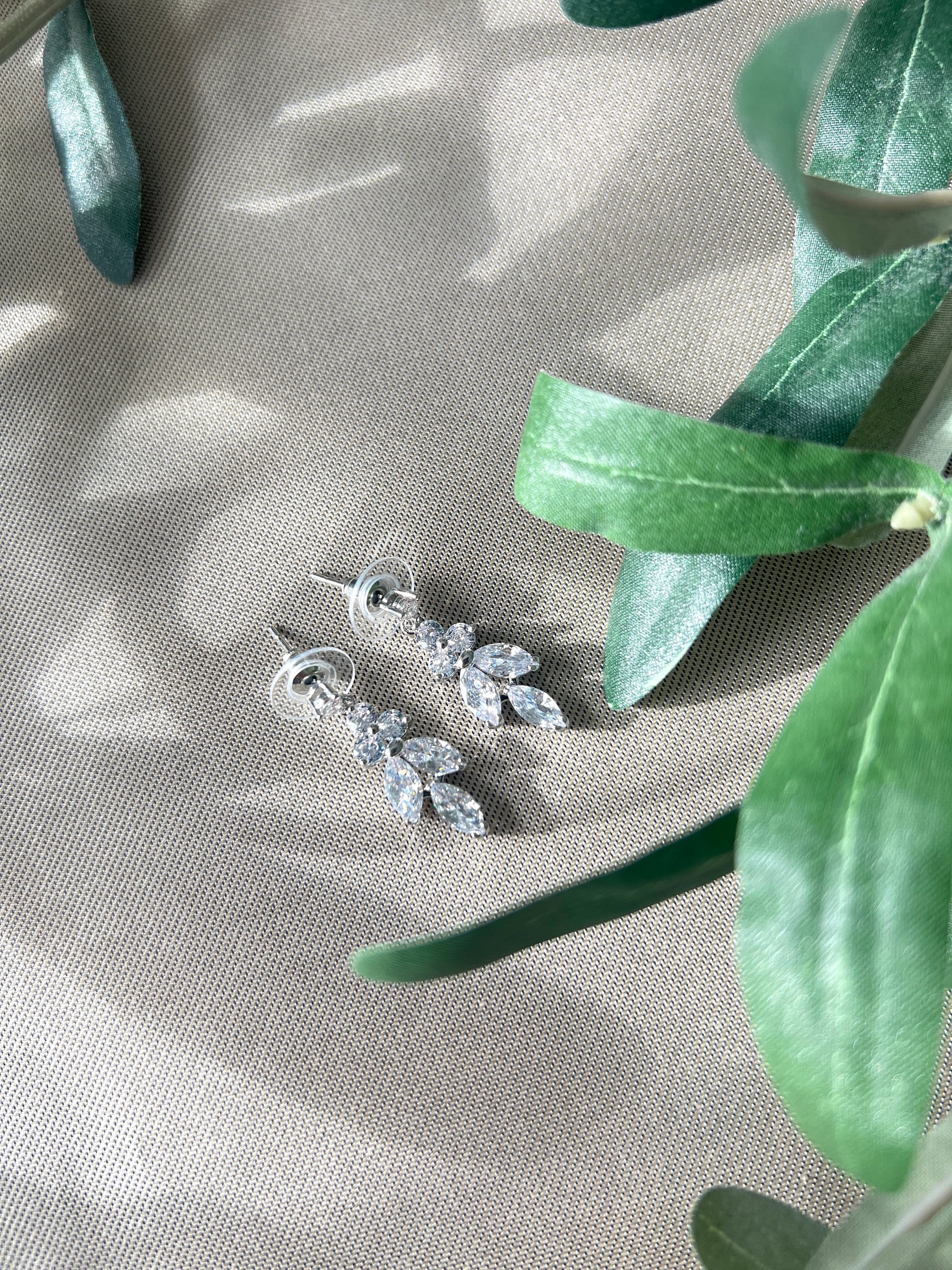 Brautohrringe, funkelnde Zirkoniasteine, Silber, Gold, elegante Ohrringe, Brautschmuck, Braut - Gold-Ohrringe-Schmuckblüte