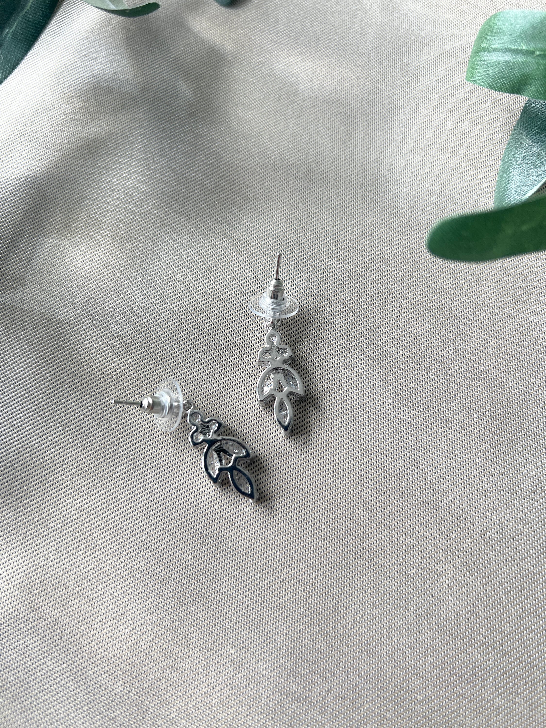 Brautohrringe, funkelnde Zirkoniasteine, Silber, Gold, elegante Ohrringe, Brautschmuck, Braut - Gold-Ohrringe-Schmuckblüte