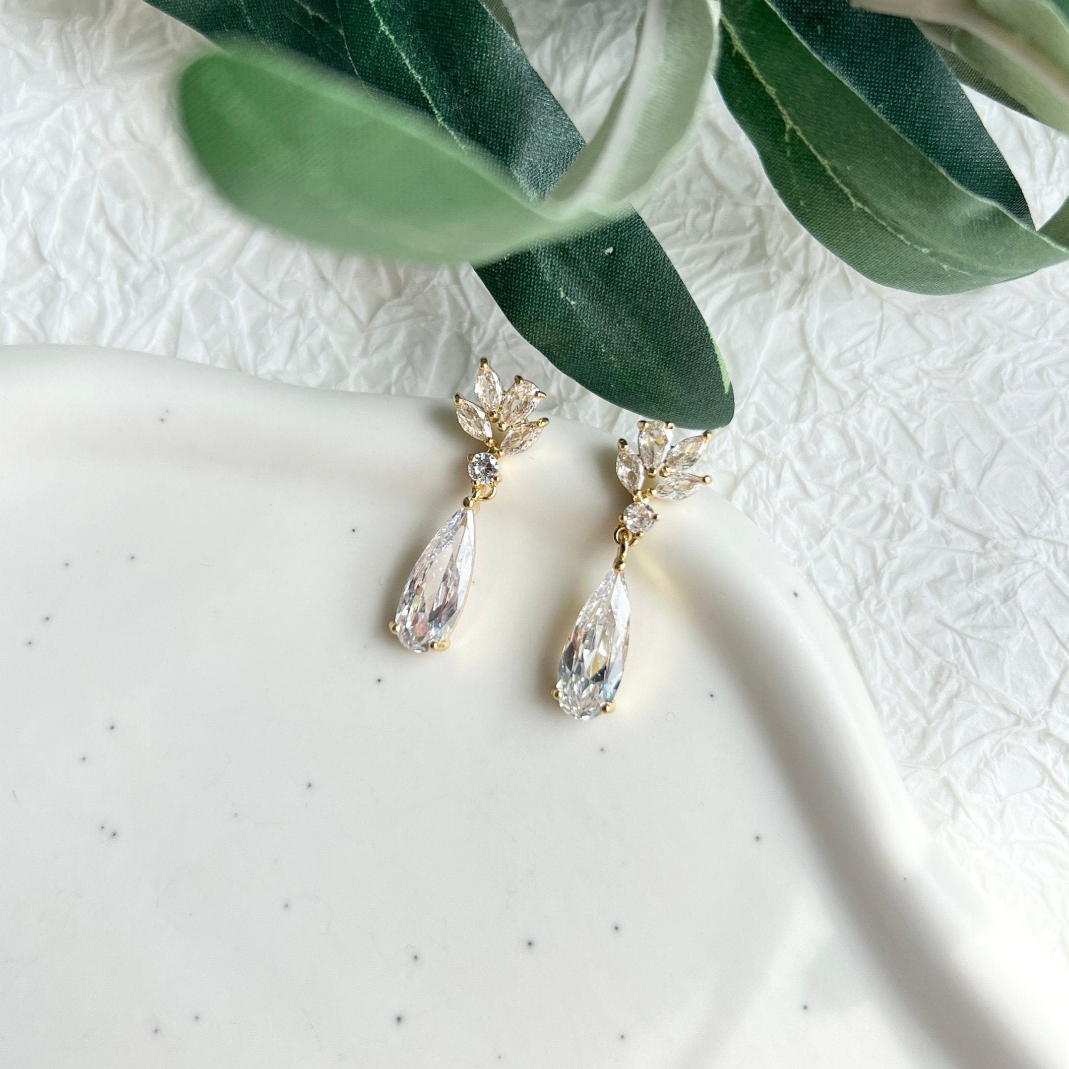 Brautohrringe, funkelnde Zirkoniasteine, Silber oder Gold, elegante Ohrringe, Brautschmuck, Tropfenohrringe, Braut, Schmuck Hochzeit, Schmuckblüte