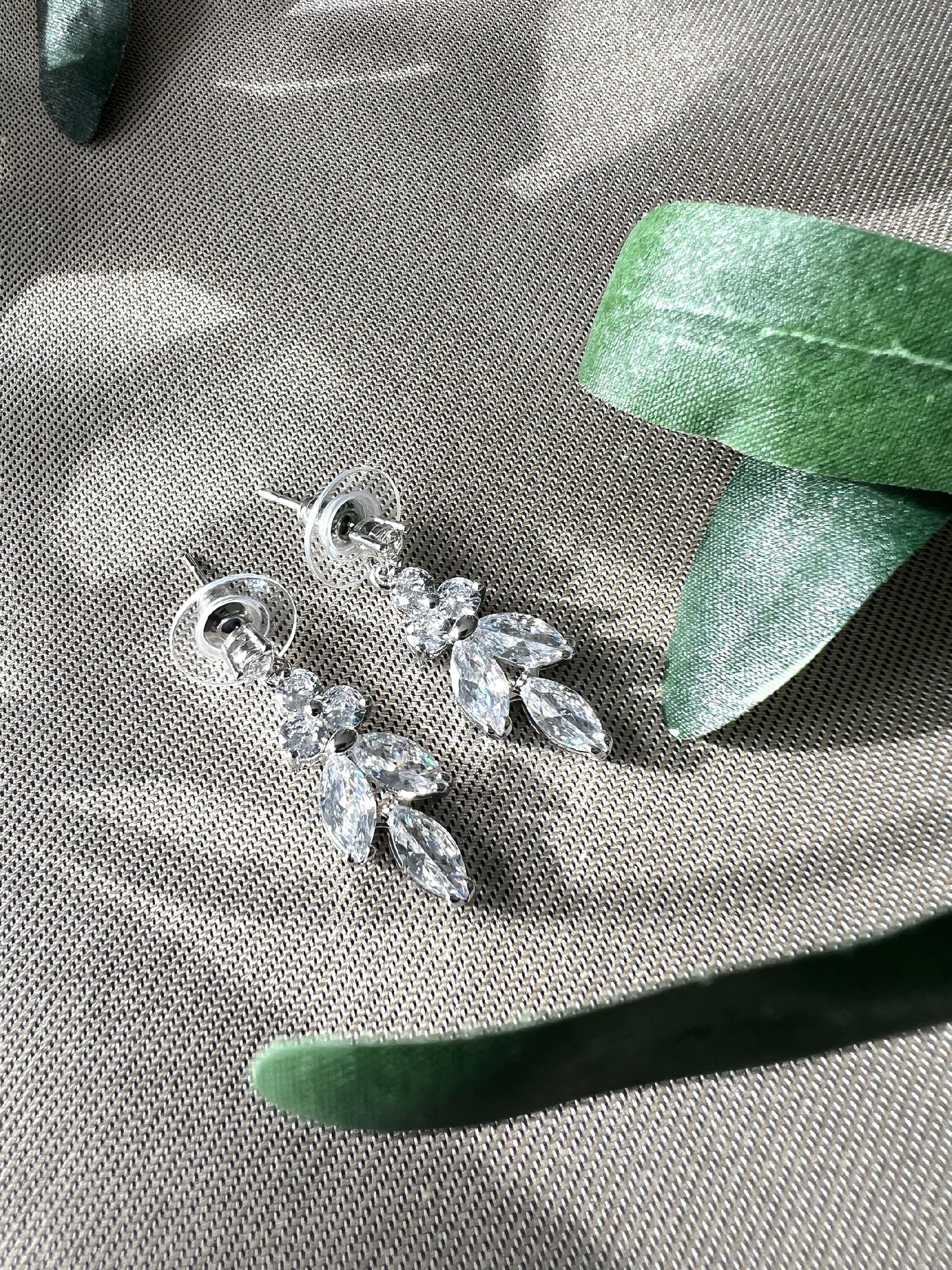 Brautohrringe, funkelnde Zirkoniasteine, Silber, Gold, elegante Ohrringe, Brautschmuck, Braut - Gold-Ohrringe-Schmuckblüte