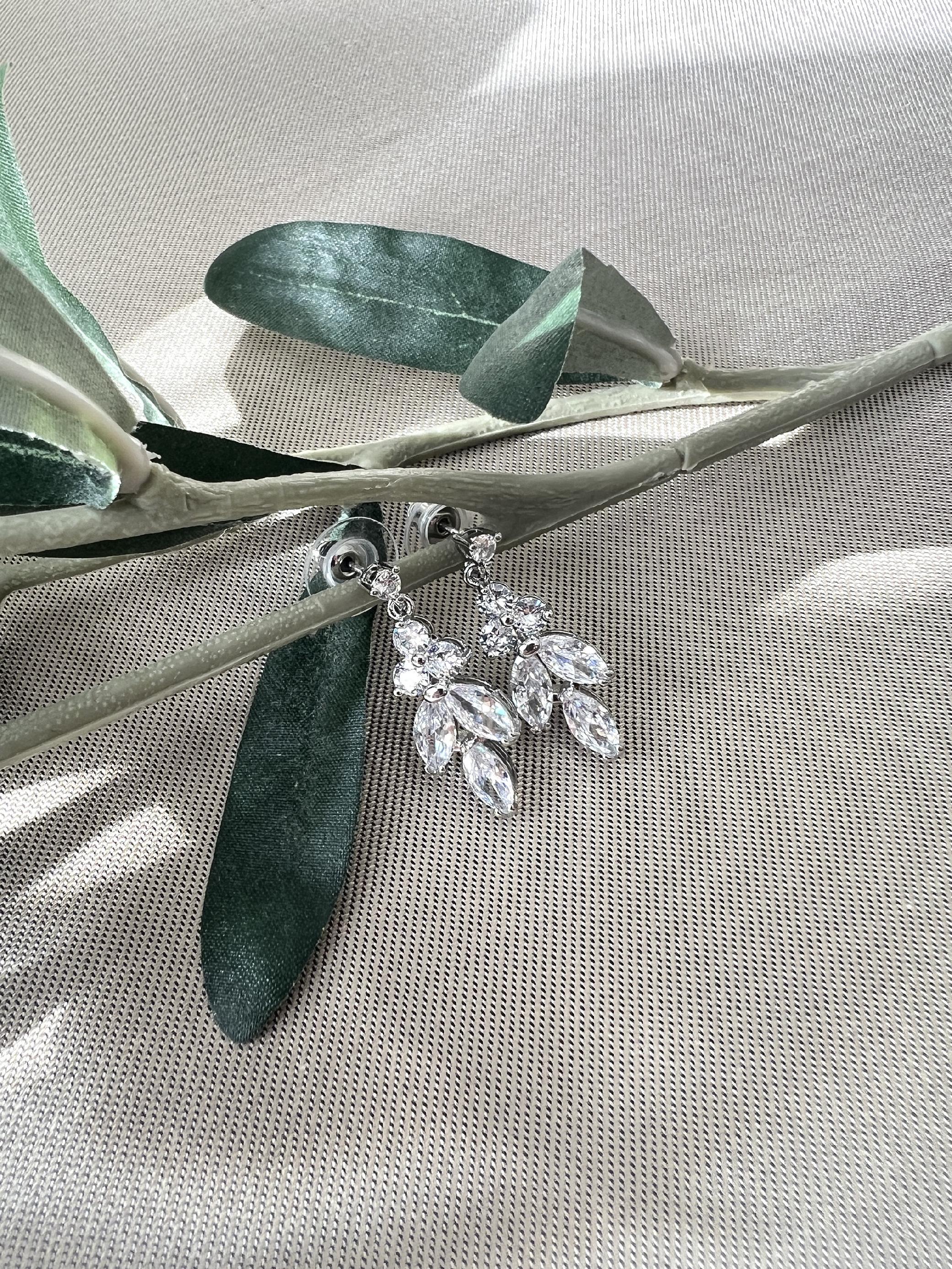 Brautohrringe, funkelnde Zirkoniasteine, Silber, Gold, elegante Ohrringe, Brautschmuck, Braut - Gold-Ohrringe-Schmuckblüte