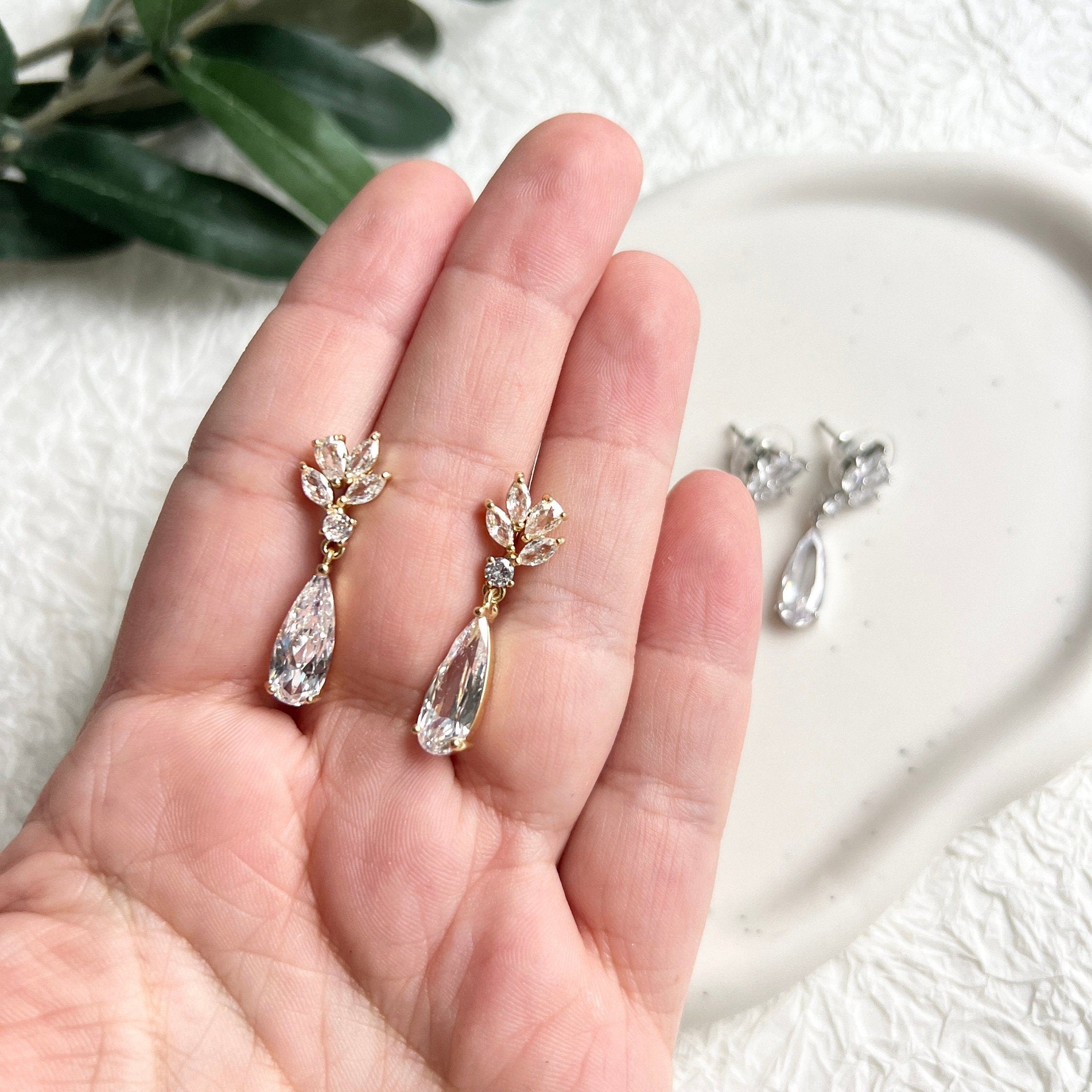 Brautohrringe, funkelnde Zirkoniasteine, Silber, Gold, elegante Ohrringe, Brautschmuck, Braut - Gold-Ohrringe-Schmuckblüte