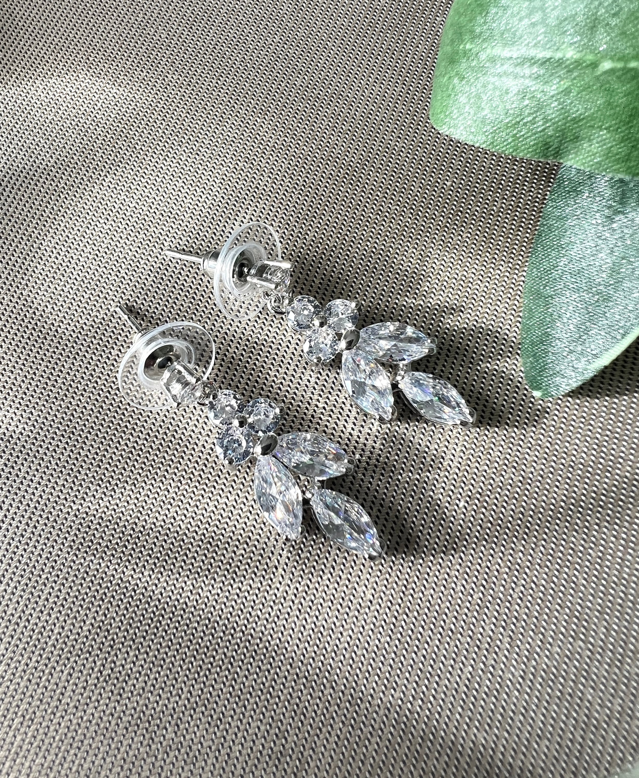 Brautohrringe, funkelnde Zirkoniasteine, Silber, Gold, elegante Ohrringe, Brautschmuck, Braut - Gold-Ohrringe-Schmuckblüte