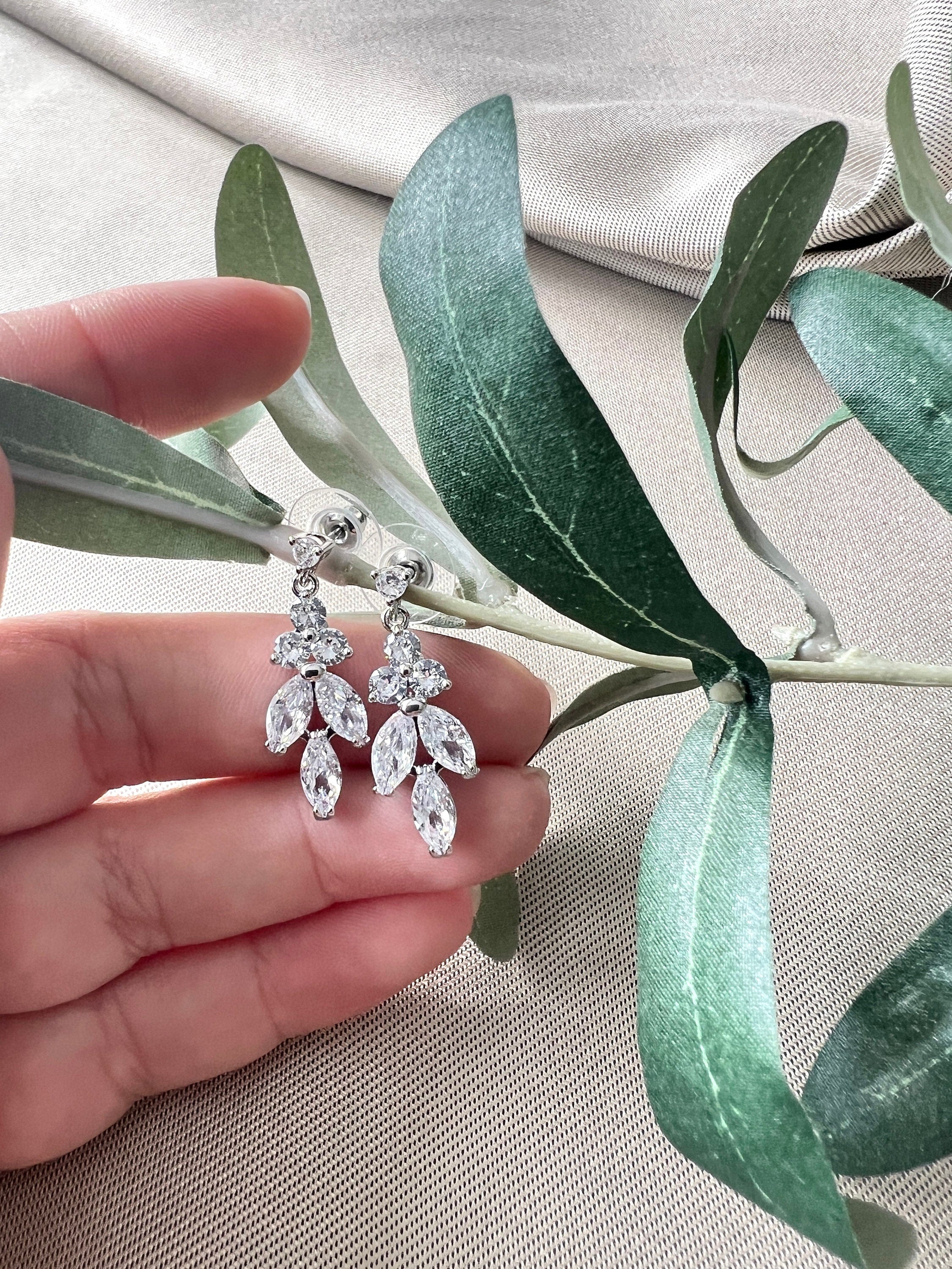 Brautohrringe, funkelnde Zirkoniasteine, Silber, Gold, elegante Ohrringe, Brautschmuck, Braut - Gold-Ohrringe-Schmuckblüte