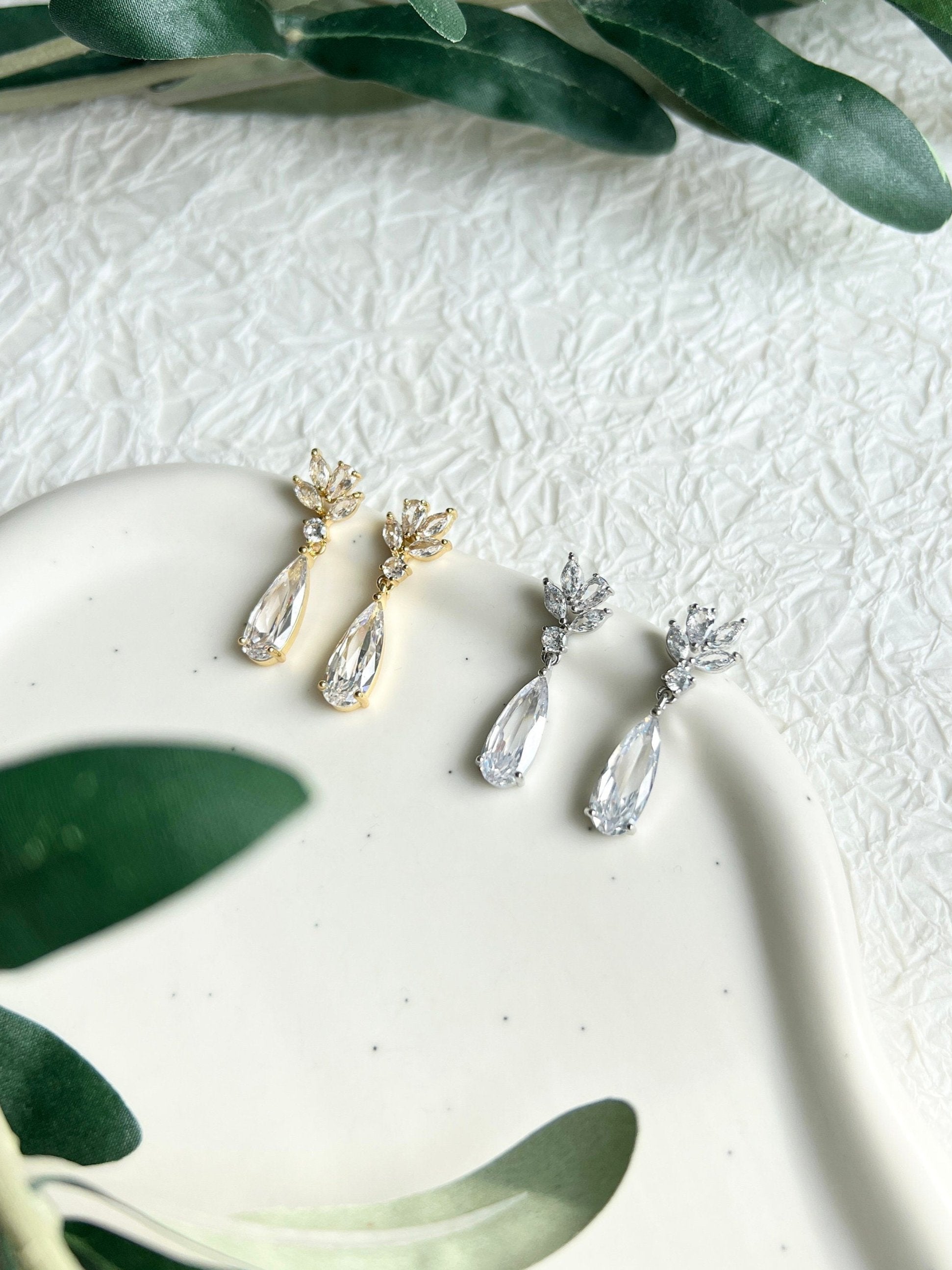 Brautohrringe, funkelnde Zirkoniasteine, Silber oder Gold, elegante Ohrringe, Brautschmuck, Tropfenohrringe, Braut, Schmuck Hochzeit, Schmuckblüte